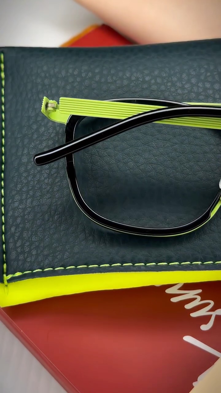 Energia que salta aos olhos.
O verde neon ilumina o design, destaca atitude e transforma o visual em algo impossível de ignorar.
Para quem nasceu para ser notado. 💚👓✨
#oculos #verdeneon #neon #estilo #design