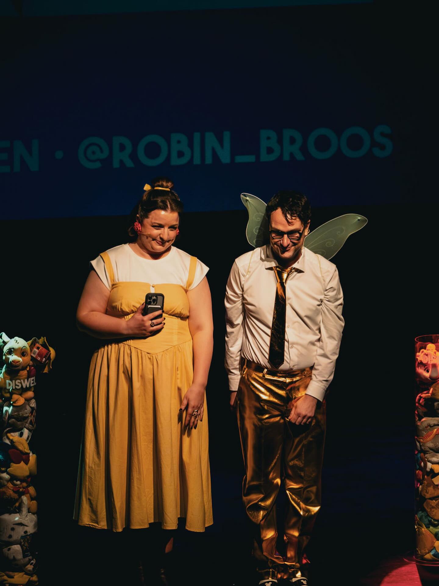 Ik ben er nog altijd niet goed van 😭
Vorige week stonden we in een uitverkochte Arenberg met onze voorstelling ‘Kan dat echt? De wetenschap in Disneyfilms’.
En beste van al: daar zijn foto’s van! Dikke merci aan @hnnvlkrts om hiervoor speciaal vanuit de VS over te vliegen (en ook voor andere dingen sssh).
Ook zin om te komen kijken? Er zijn nog een paar plekjes in Aalst op 15/4. Alle info op jacottebrokken.be!