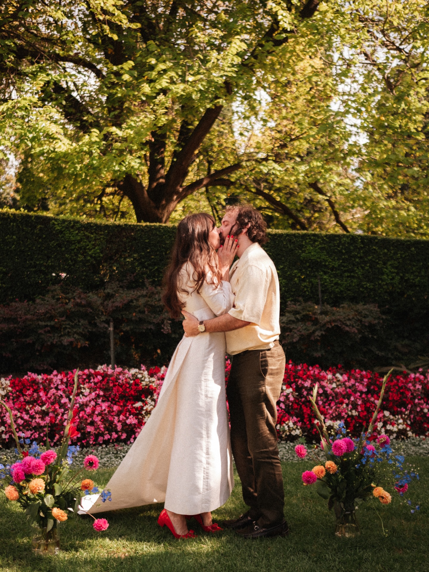 A little morning, I do for Marjorie and Barry before heading off to the pub to celebrate. What could be better!
Picture chequered picnic rugs scattered among the Pioneer Women’s Memorial Garden, pastries and champagne, and kiddies blowing bubbles.
Intimate. Informal. Just the right amount of chaos . It was perfectly them. ❤️
📷 @jaclynsmithphotography
#loveandwildhearts #justmarried #melbournecelebrant