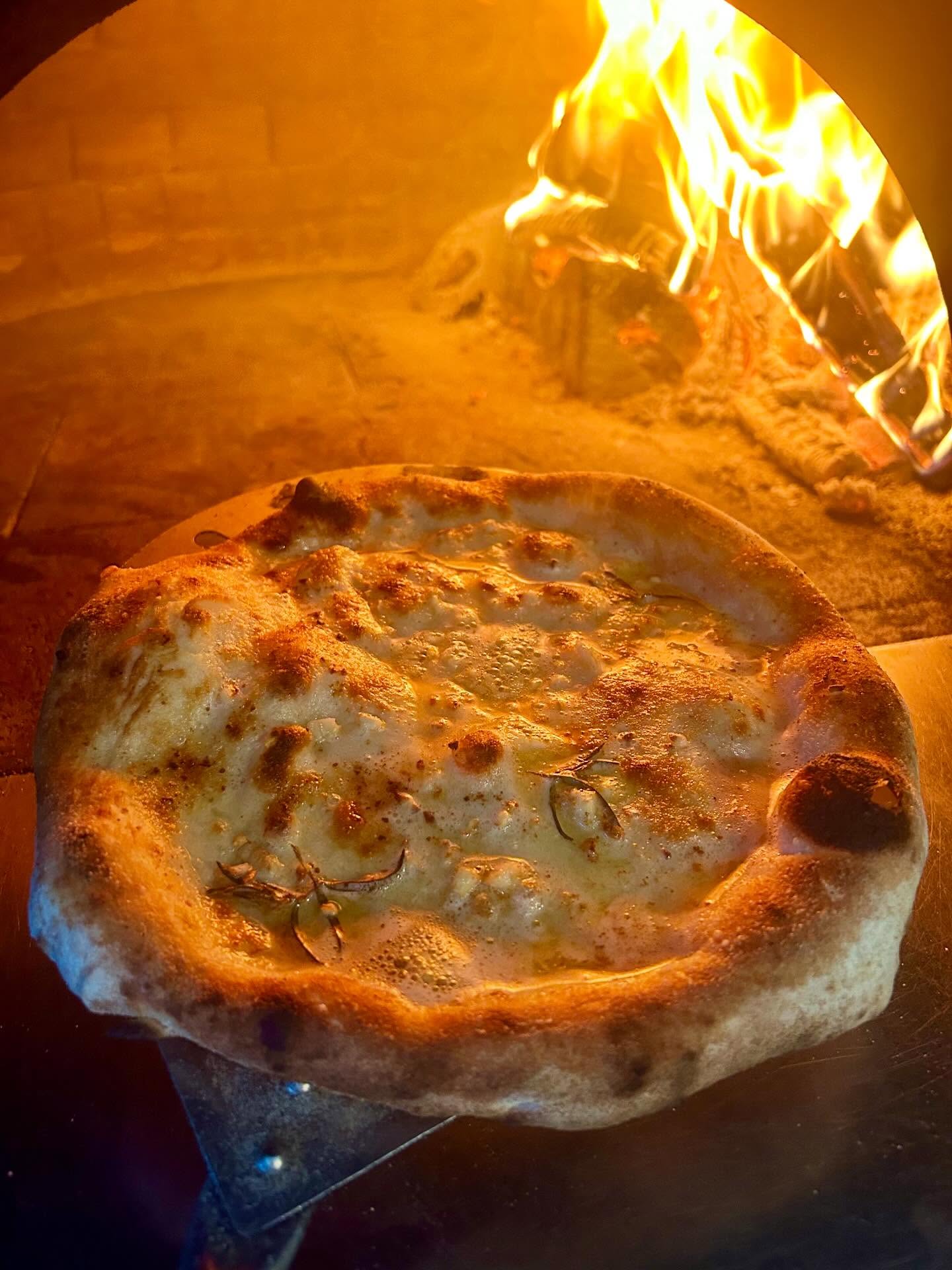 Canโt beat a bit of Garlic bread with Rosemary to accompany our delicious pizzas ๐ ๐ง ๐ฅ #pizza #garlicbread #surrey #yum