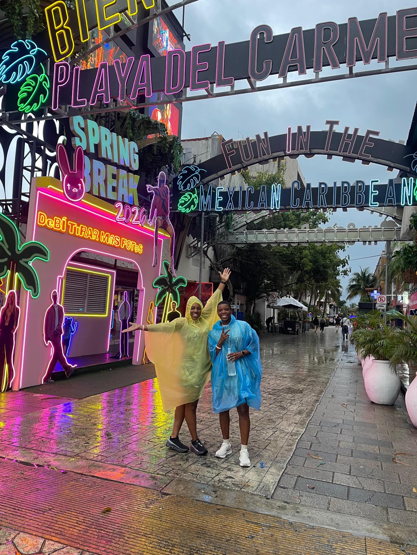 🌮✨ Meeting new people and discovering amazing flavors in Playa del Carmen — where every bite is delicious and every connection becomes a memory. 🌴❤️ #PlayaDelCarmen #FoodieAdventure #MeetAndEat