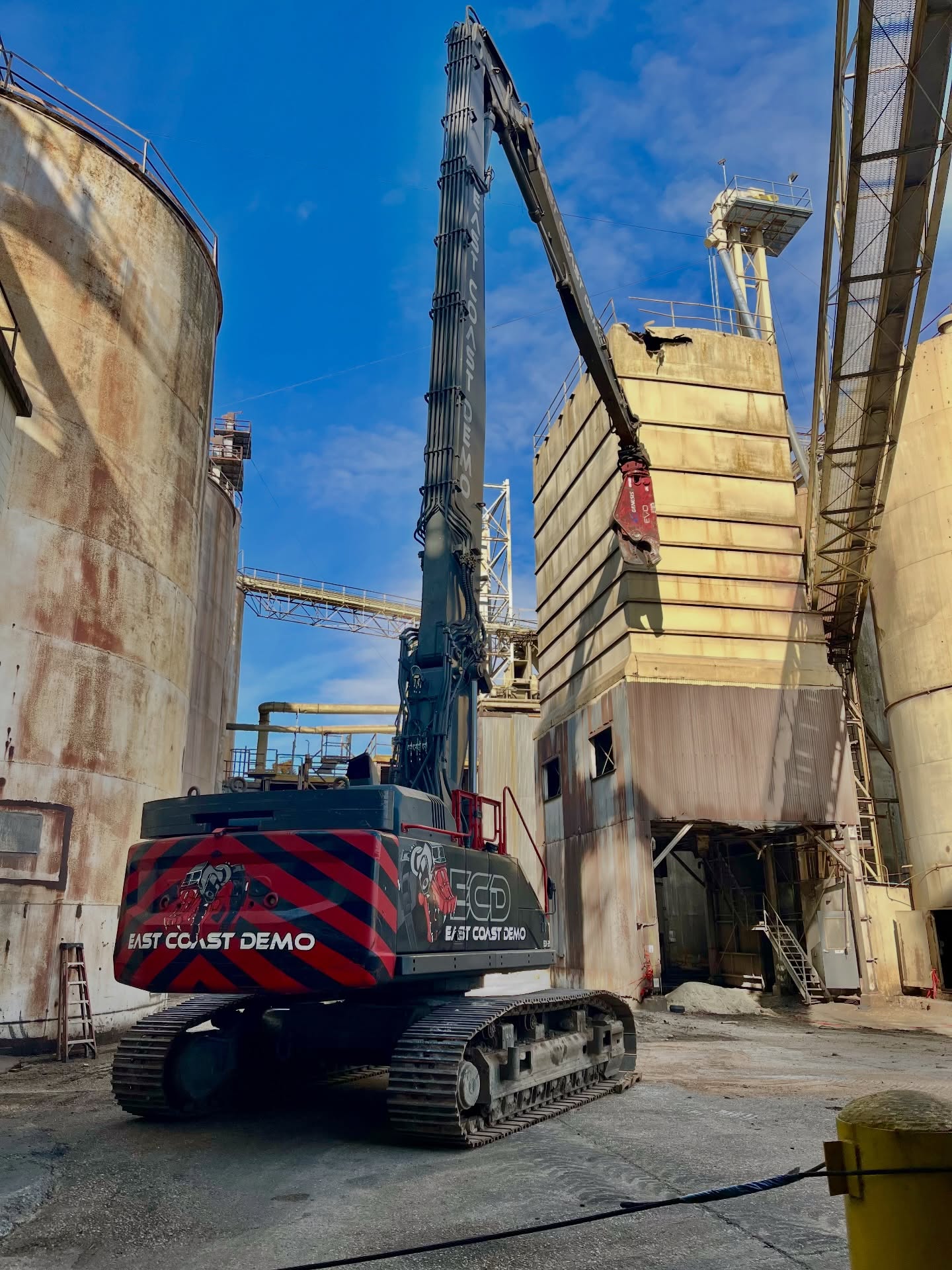 Volvo EC480HR working some bins. #TWrecks next snack!