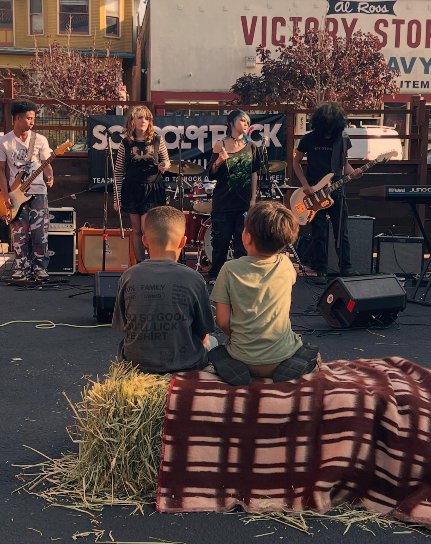 Just a couple kids supporting their local band š¶
Live music is back for every Art Walk Fridayāright here in the patio.
Good food, cold beer, and a place to hang.