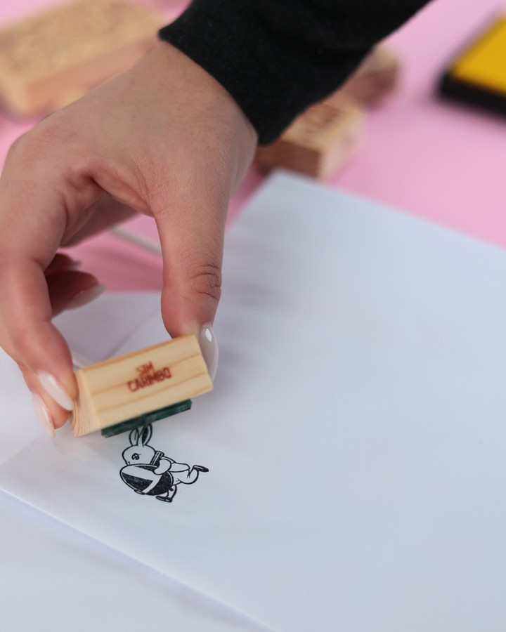 A Páscoa está quase a chegar 🐇✨
⠀⠀⠀⠀⠀⠀⠀⠀⠀⠀
E se a tua marca tivesse um carimbo… de coelho?
Não só para decorar embalagens, mas para mostrar quem és de forma divertida e memorável.
⠀⠀⠀⠀⠀⠀⠀⠀⠀⠀
Um simples carimbo transforma caixas, sacos e papelaria em algo que os clientes querem ver, tocar e guardar.
Preparar a Páscoa agora é garantir que a tua marca marca presença quando a época chegar 😉