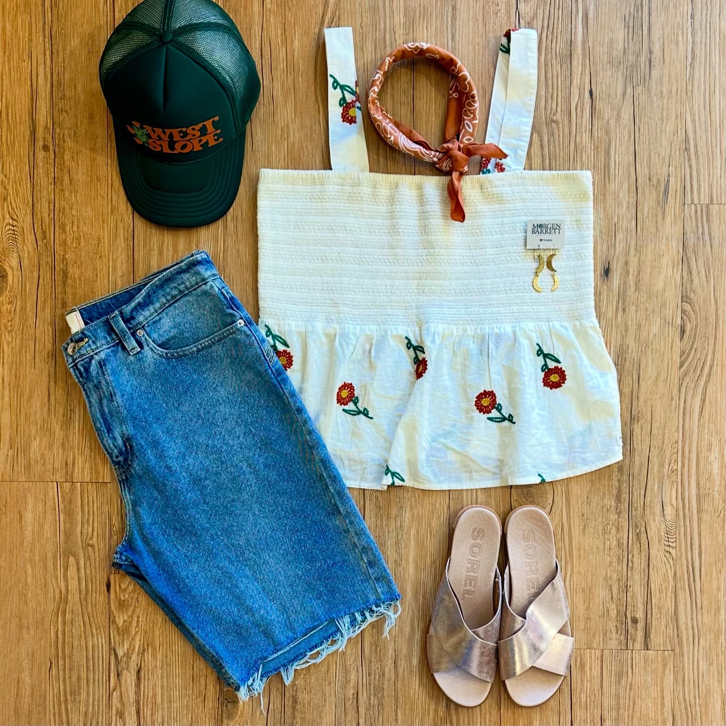 Shorts weather is here (at least for now)β¦ I wore them yesterday. βοΈ
The details:
Toad & Co embroidered top sz L, $22
BDG shorts sz 32, $22
Sorel sandals sz 9, $30
Otto snap back cap, $15
Vintage bandana, $6
Morgen Barrett earrings, $40