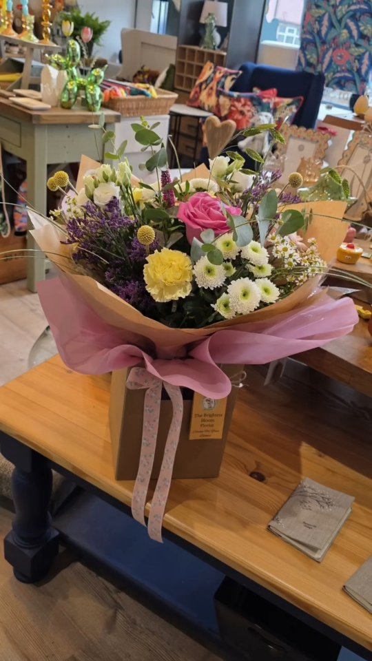 There’s something special about a handtied bouquet
Watching it come together, stem by stem, into the perfect gift for someone (or yourself!) is pure joy.
If you’ve ever wanted to learn how to create your own, I will be hosting a Spring handtied workshop and a Summer one — the perfect way to get creative and bring a little seasonal beauty into your home.
Stay tuned for dates!