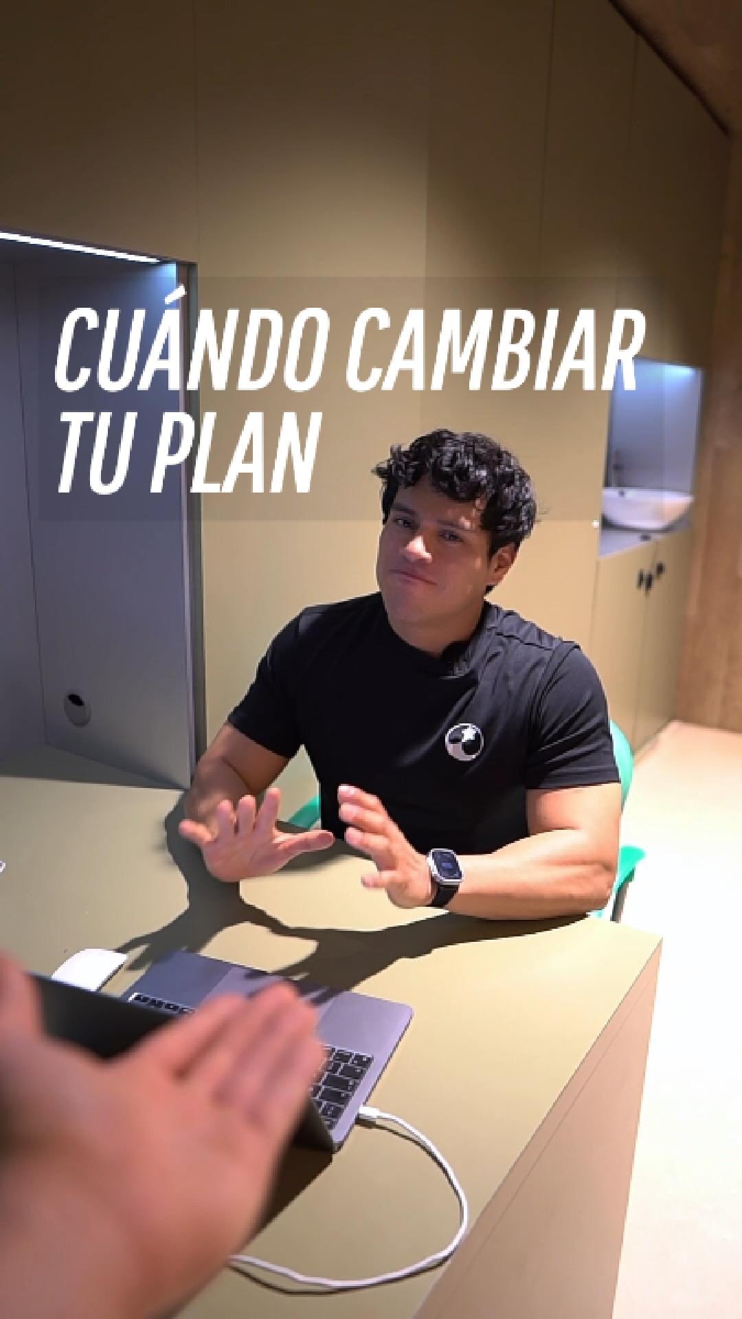 ¿Cambias de rutina cada mes para “sorprender” al músculo?
Error.
El cuerpo no necesita sorpresa.
Necesita adaptación.
Si cambias cada 4 semanas por aburrimiento o por moda, estás cortando el progreso antes de que llegue.
Estás dejando resultados sobre la mesa.
¿Cuándo sí cambiar?
• Cuando dejas de progresar (cargas o técnica)
• Cuando hay estancamiento real
• No cuando lo diga el calendario
Deja de saltar de rutina en rutina.
Empieza a dominar una.
El progreso no es variado.
Es constante.
¿Cuánto llevas con tu plan actual? Te leo. 👇