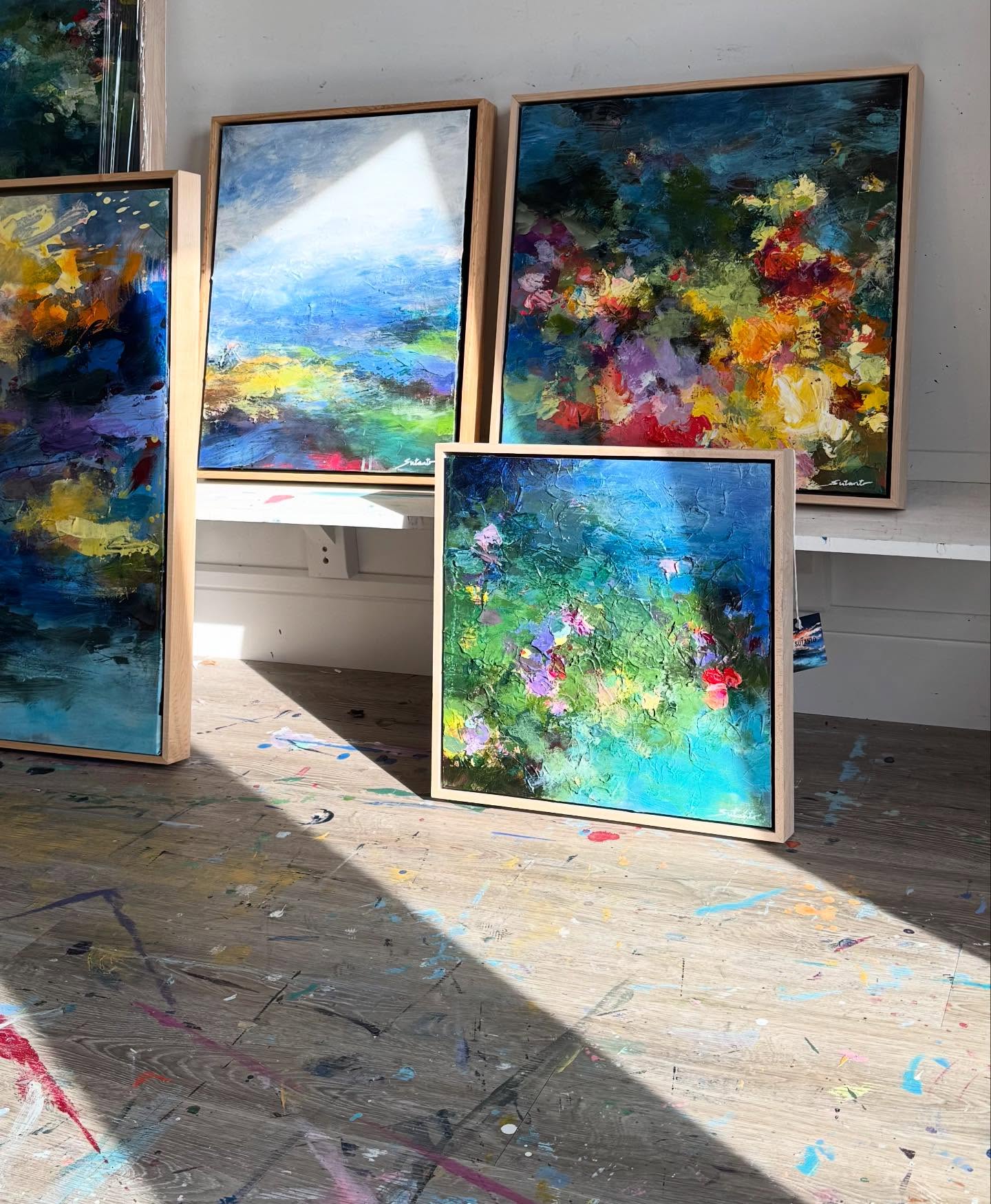 Full painting days with the sun shining is my favourite. Now we just need to do something about that foot of snow 😣
Excited for spring and all the upcoming art events!
.
.
.
#artstudio #canadianartist #yegarts #edmontonartist #creative