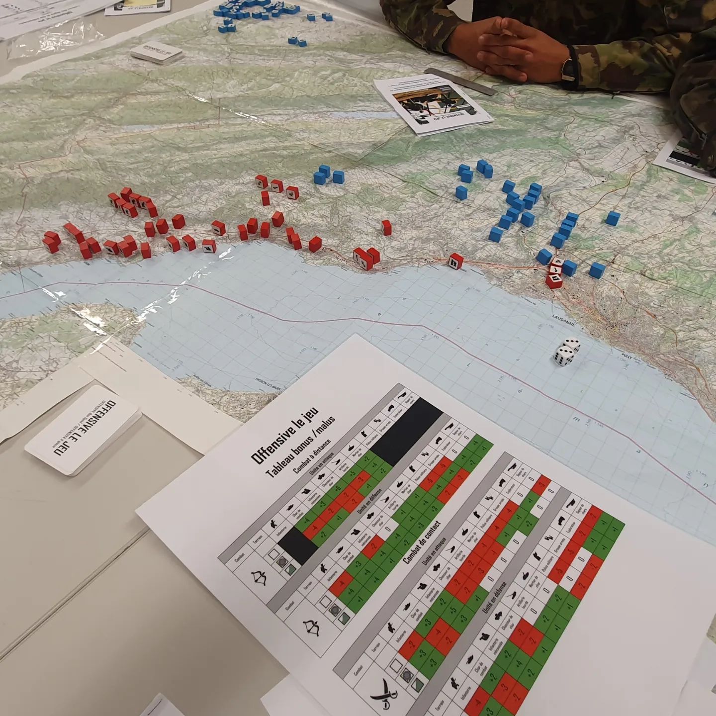 Stratégie en action, tension palpable, esprit d’équipe.
Un simple geste peut tout changer sur la carte. Les jeunes officiers plongent dans la réalité tactique, chaque décision compte.
Envie de vivre la pression d’un vrai briefing ? Rejoignez-nous pour une démo sur carte suisse authentique !
Offensive le jeu . parce que la tactique s’apprend mieux quand elle se vit. 🚩🗺️