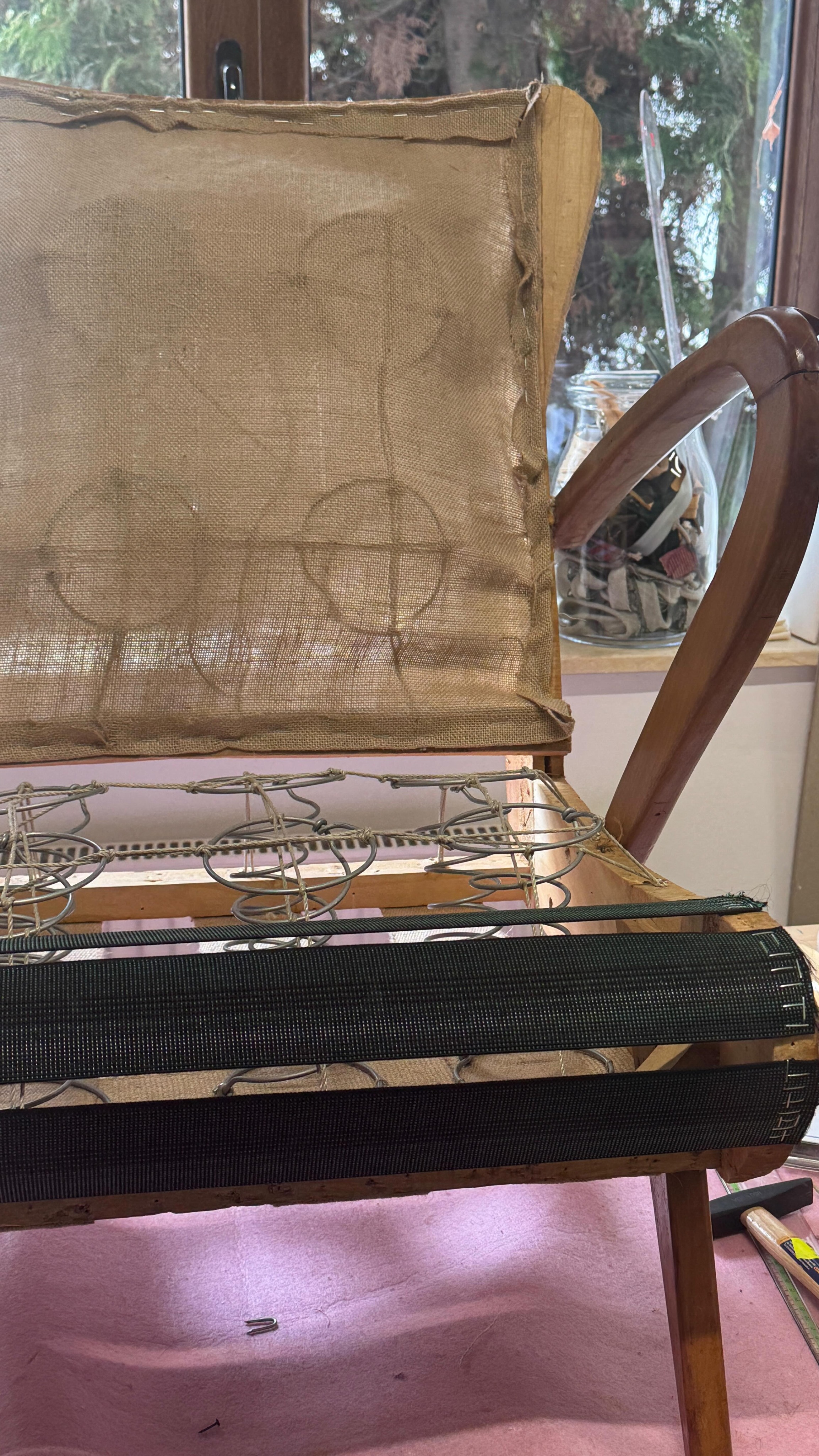 Asta am lucrat azi. 🪡
Nu mai am spațiu în telefon să surprind tot procesul… dar fiecare cusătură contează.
Tapiserie clasică, făcută manual, pas cu pas.
❓Voi cum gestionați lipsa spațiului când filmați? Aveți sfaturi?
#maisonmeynetartisan #tapiterie #handmade #retapitarefotoliu