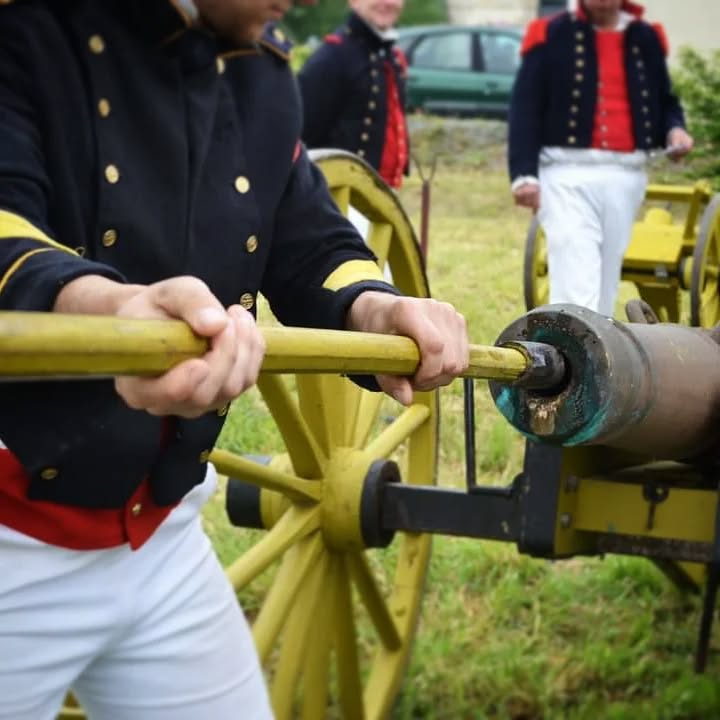 En l'honneur des 220ans du 3e Rama a #Rochefort. Entraînement aux manoeuvres de deux pièces d'#artillerie.
#rochefort #reenactment #premierempire #soldiers #soldats #navy #marins #grandearmee #france #history #livinghistory