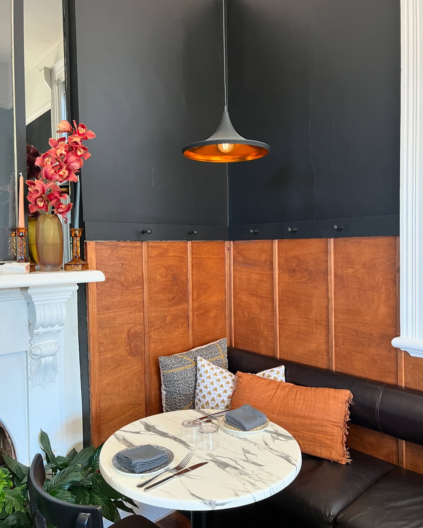 At the start of the millennium Piper Street had one restaurant (opening hours were irregular and the offering uninspiring), two pubs, both well past their prime, and a milk bar.
Today the two pubs have reinvented themselves into @fook_shing and @botanikkyneton whilst the milk bar is now one of two beautifully curated antique shops of @oak.lane.and.co
The culinary transformation doesn’t stop there however: now a weekend stay at the Old Rectory will only allow enough time to scratch the surface of Kyneton’s outstanding dining scene. And there’s so much more to experience in nearby towns too.
Pictured here is @missmslounge, just a one minute walk from the Old Rectory at 29 Piper Street, which offers outstanding tapas and cocktails.
Other Piper Street venues include:
@midnightstarling
@marchesa_kyneton (previously Spaghetti Bar)
#Tansys
@littleswallowcafe
@homegrownonpiper
@piperstwineco
@majortoms_kyneton
@dhabaatthemill
@courtyard.kyneton
Surely no other street in regional Victoria can better the quality and variety!
Further excellent restaurants within a thirty minute drive of Kyneton include:
@du_fermier in Trentham
@passingcloudswine in Musk
@mountmonument near Lancefield
@bistro.terroir @lakehousedaylesford @bar_merenda_daylesford in Daylesford
@chauncy_heathcote (forty minutes away).
There will be a full review of Miss M’s at @piperstkyneton shortly.
Old Rectory booking enquiries via @airbnb or our website. We recommend leaving your car at the Old Rectory during your stay!
@visitmacedonranges
@daylesfordmacedonranges
#kyneton
#kynetonaccommodation
#creativekyneton
#piperstfoodie
#regionalrestaurant
#dontdrinkanddrive