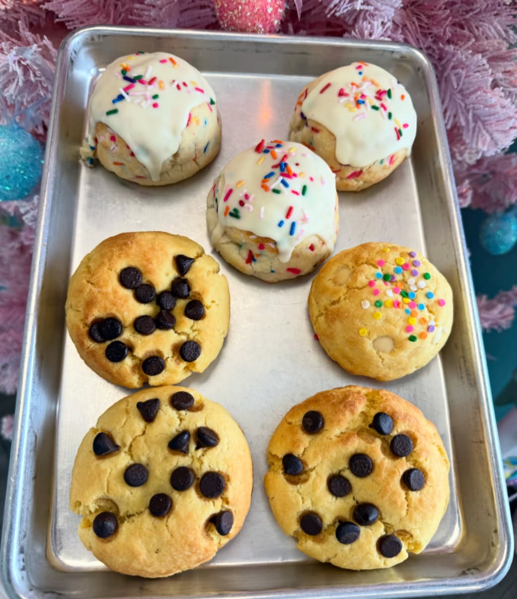 We have PROTEIN cookies!! 🍪💪
Our display case is fully stocked today with a wide variety of goodies—including our PROTEIN MEGA COOKIES 😍
Today’s flavors:
✨ Snickers
✨ Birthday Cake
✨ Funfetti White Chocolate
They’re BIG, delicious, and packed with protein 🙌
⚡️ Limited quantities available, so don’t wait—come grab yours before they’re gone!