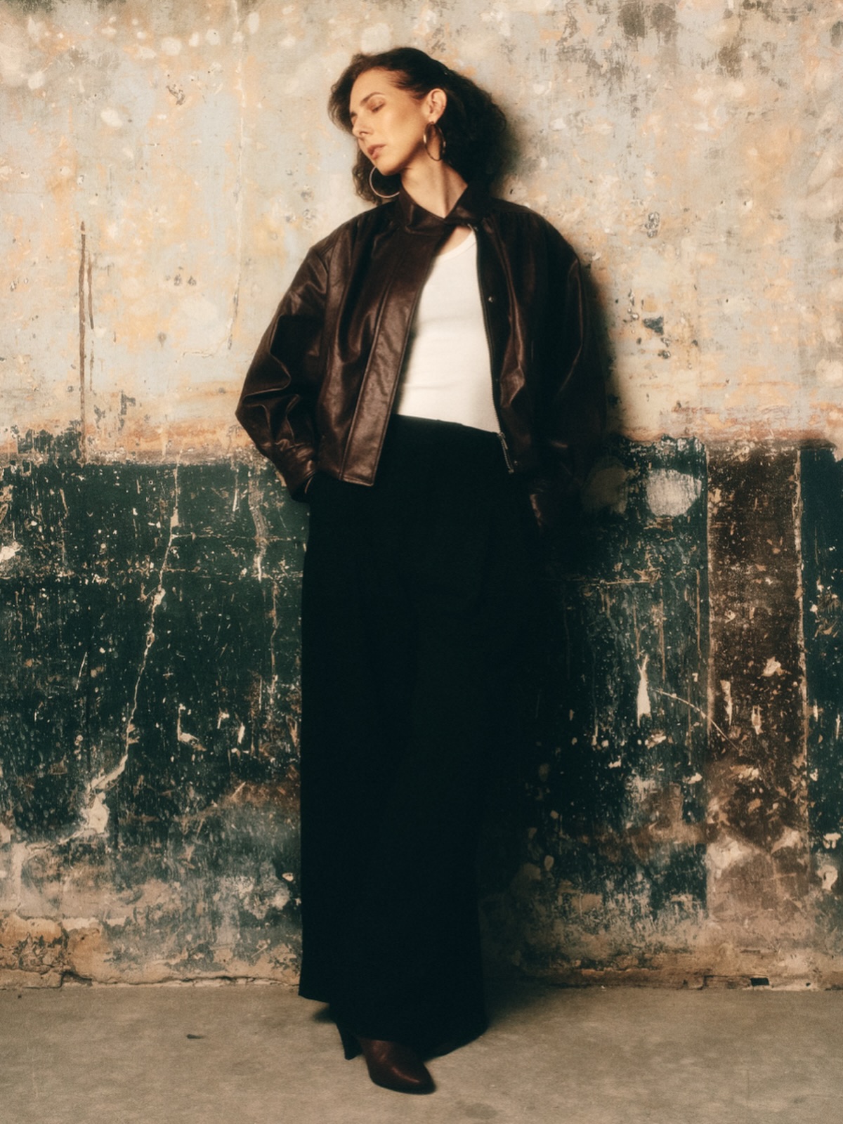 Quand je prends la pose….
📸 @ema_martins_photographer
💄 @samantha_adamo_mua
Veste bordeaux @hm réf 1332819002
Pantalon wide leg zw collection @zara
#leskarnetsdemel #model #feminite #phototherapy #over45