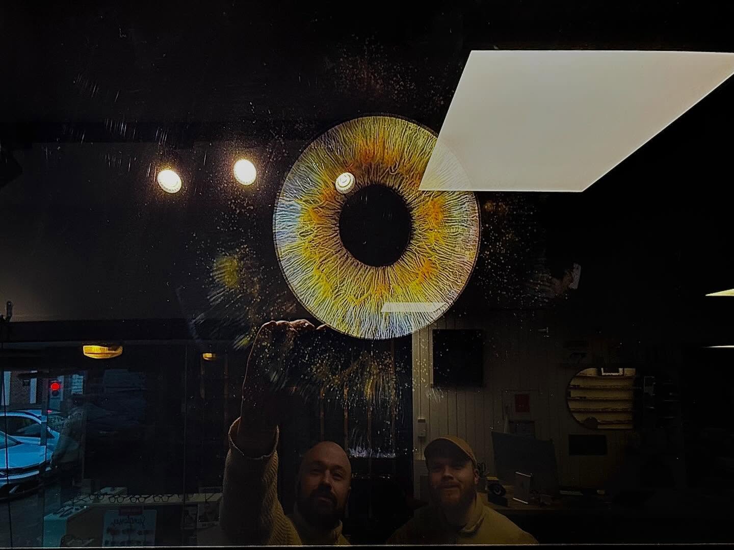 Et si votre regard devenait une œuvre d’art ?
Ce que vous voyez dans ce carrousel…
Ce ne sont pas des images abstraite.
Ce sont des iris capturés en haute définition et transformés en créations uniques
Chaque détail, chaque couleur, chaque texture…
Ici, on ne parle pas d’un simple visuel.
On parle d’une véritable expérience, artistique, réalisée avec un photographe professionnel et un rendu travaillé avec exigence.
Le vrai plus ?
Chez Les Belles Mirettes, vous pouvez voir directement les cadres en magasin.
Différents formats, différents supports…
Vous choisissez en vrai, pas sur catalogue.
Une idée cadeau forte et pleine de sens :
- En couple
- En famille (2,3,4 Iris ou plus)
- Pour la fête des mères, des pères où les grands-parents
- Pour immortaliser un moment important
Un souvenir unique, que vous pouvez garder toute une vie.
Un grand merci à @morgan_degorre_photographie sans qui ce partenariat de qualité n’existerait pas.
À partir de 192 €
Disponible dès maintenant, chez Les Belles Mirettes Wambrechies (à deux, pas de Marcq-en-Barœul, Bondues, Mouveaux, etc.…
Passez nous voir ou envoyez-nous un message pour en savoir plus.
Disponible sur notre site web dans la rubrique « Nos services ».
Flo & Antoine
#lesbellesmirettes #wambrechies #photoiris #lille #ideecadeau