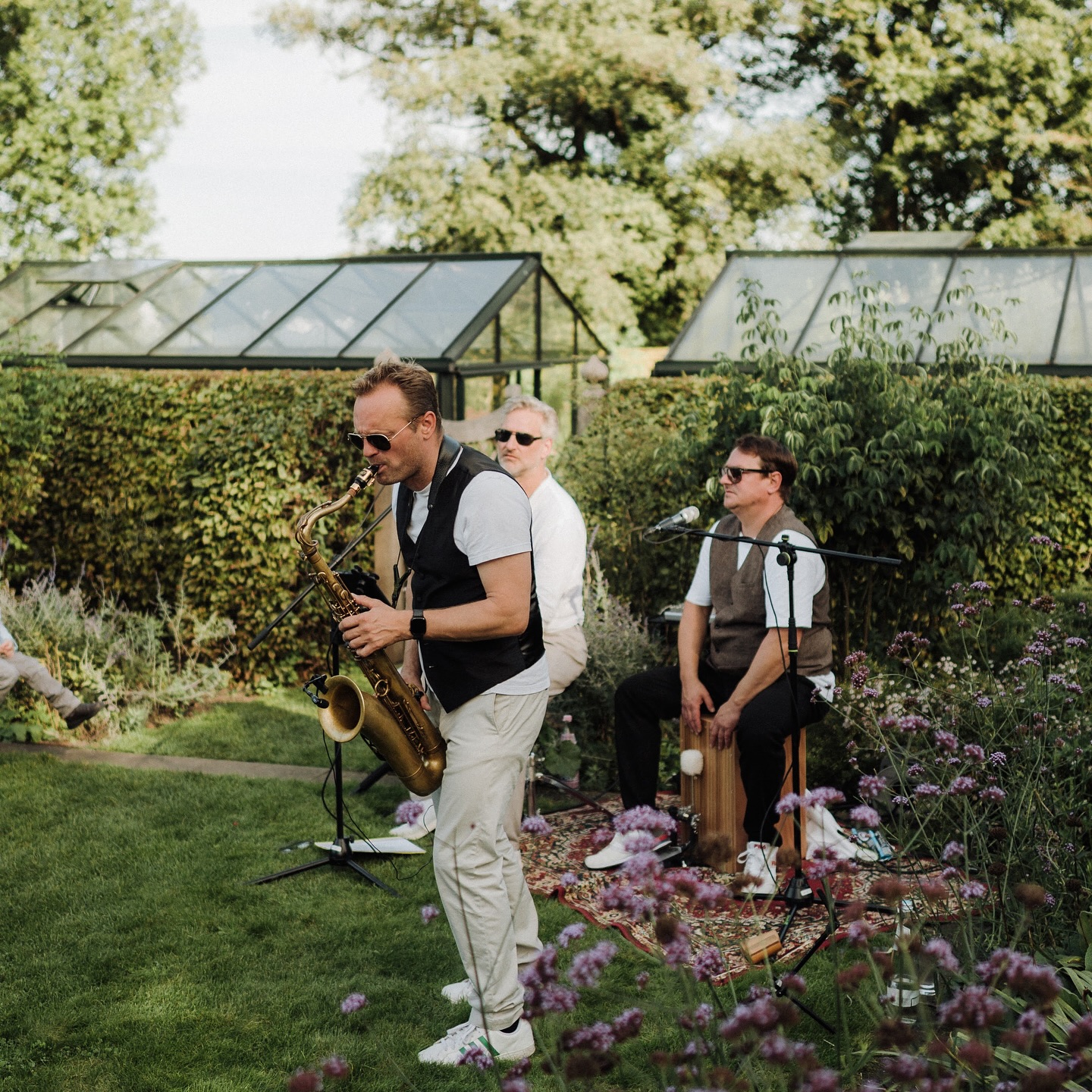 Der Moment, in dem alles zusammenkommt. 🎶
Live-Musik, Natur und eine Atmosphäre, die verbindet – ob Hochzeit oder Event, hier entstehen Erinnerungen, die bleiben.
Fotograf: @straight.outta.wedding
#EibenhofBadSaarow #EventLocation #LiveMusik #HochzeitImGrünen #Inspiration #gartenhochzeit