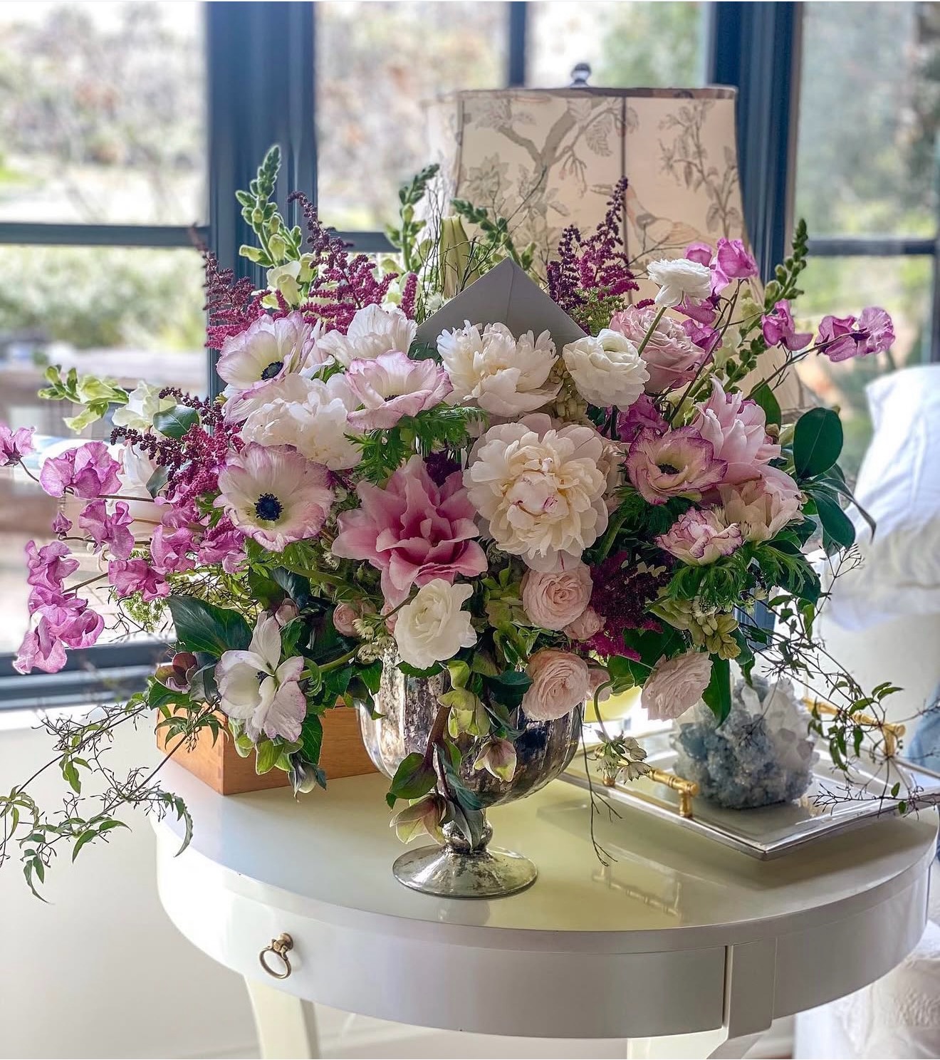 POV: March in Italy, through the eyes of a florist🌸
From flowers blooming through the city to the pieces I designed with my own hands, every frame became part of a larger mood board.
A month of beauty, references, and creations I’ll carry into future celebrations.