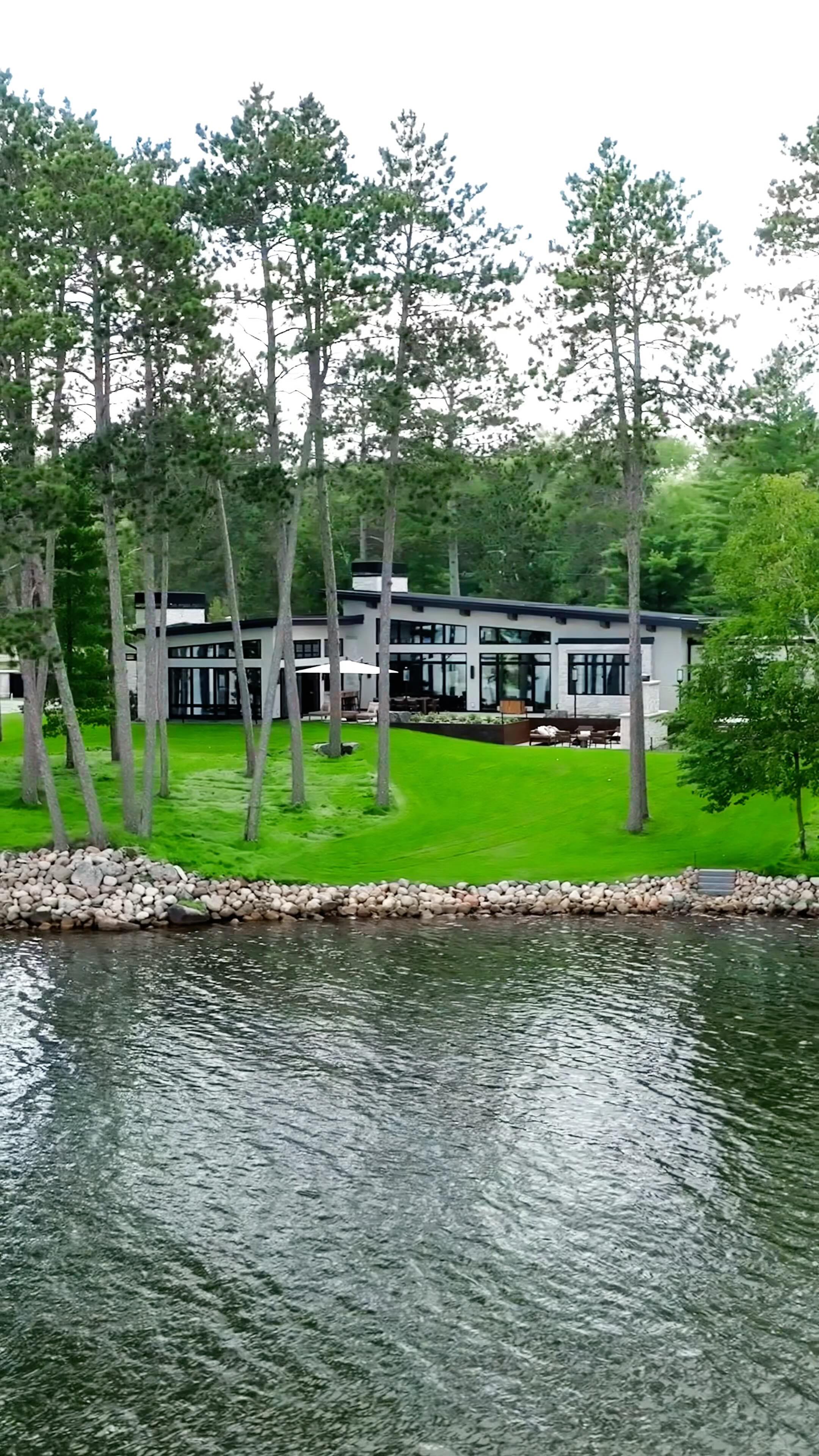 Let’s take a moment to slow down ✨
Exceptional architecture, refined design, and views that feel truly peaceful.
The Interlachen Modern Lakehouse makes it easy.
Design: @taysandcodesign
Architecture: @marka.architecture
Wood: @manominresawntimber
Cabinetry: @tischlerwood_inc
Videography: @spacecrafting_photography