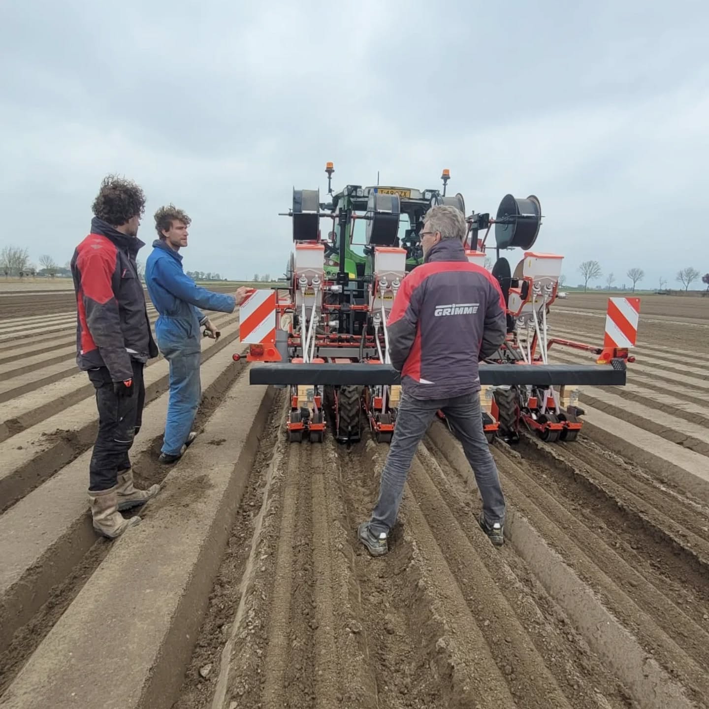 Topdrukte🚜💨🧅
De eerste uien zijn deze week gezaaid. We zaaien de uien tegenwoordig op ruggen en die ruggen maken we met een speciale freesmachine. We maken daarmee afgeplatte heuveltjes die met een gladde rol aangedrukt worden🚜〰️➖
Daarna komt de zaaimachine die op elke rug 2 rijen zaadjes tegelijk zaait met daartussen een druppelslang🔘💧🔘
Af en toe tijdens het werk even kijken en overleggen of het goed gaat🧐🤔😅
De druppelslangen worden komende week aangesloten op de hoofdslang en gaan dan gelijk druppelen zodat de zaadjes in het vocht blijven liggen🔝
Met het droge weer wat ze nu opgeven is dat ideaal om de zaden goed te kunnen laten ontkiemen🌱
#hoekschewaardappel
#onzeboederij
#farmlife
#uienoogst2026
#auqafeet_nl
