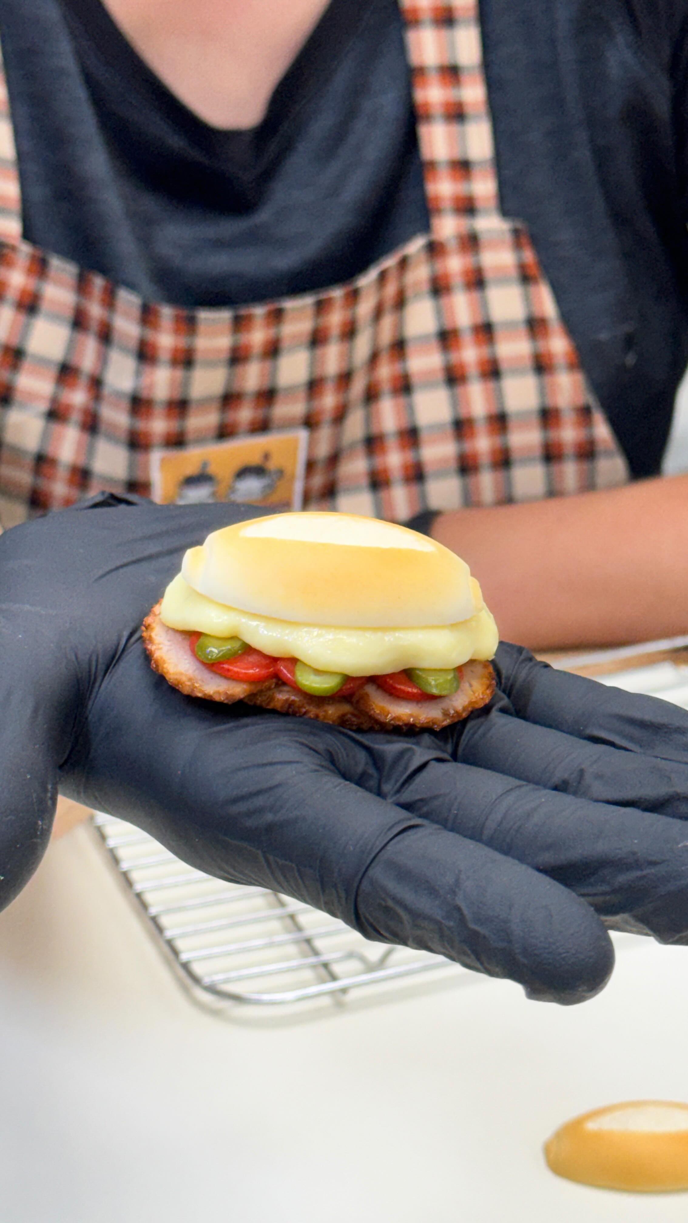 104 anos não se explicam… se sentem, se vivem e agora, se levam pra casa 🥖🧀❤️
Pra marcar esse momento tão especial, decidimos eternizar a nossa história de um jeito único: transformamos o nosso verdadeiro Bauru em um chaveiro cheio de significado.
E tivemos o prazer de contar com a @artysample , que conseguiu reproduzir cada detalhe desse clássico que atravessa gerações.
Mais do que um chaveiro, é um pedacinho do Ponto Chic pra sempre com você.
Quem aí também levaria essa história no bolso? 👇
#PontoChic104Anos #BauruOriginal #TradiçãoPaulistana #GastronomiaSP #HistóriaQueSeVive PontoChic