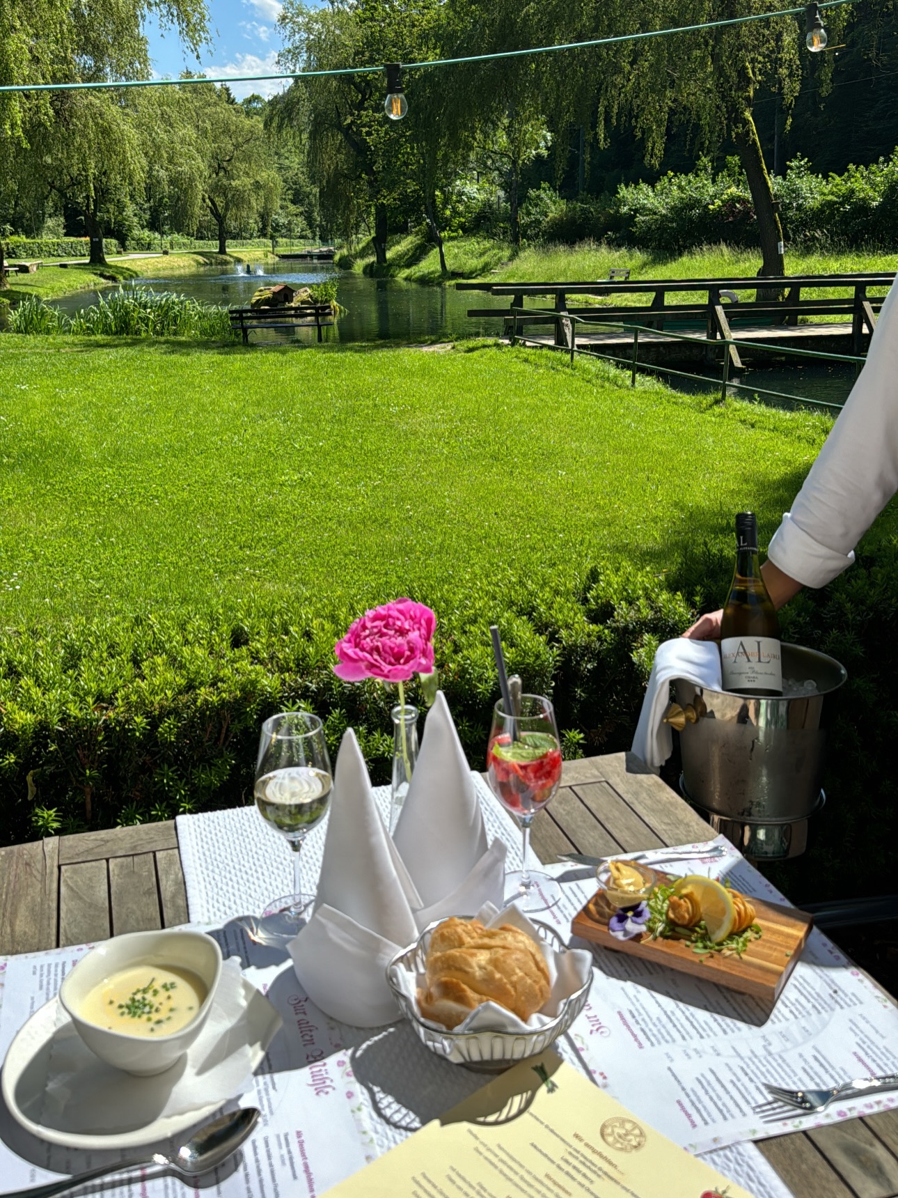 Unsere Terrasse ist ab sofort geöffnet 🌻🐟🍀
Genießen Sie entspannte Stunden im Freien – wir freuen uns auf Ihren Besuch!🍴🥂