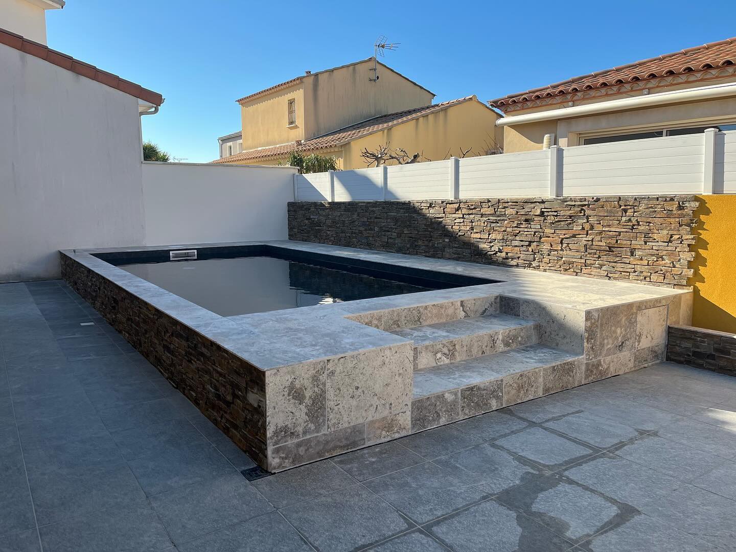 ✨ Transformation spectaculaire ! ✨
De la conception à la réalisation, notre équipe a donné vie au rêve de nos clients avec cette incroyable piscine. 🏊
Êtes-vous prêt à sauter le pas et transformer votre espace extérieur ?
Contactez-nous dès maintenant pour commencer votre propre projet de rêve ! 🍯
👉🏻 https://www.ljpiscine.com/votredevisgratuit
#PiscineAvantAprès #TransformationMagique #ConstructionPiscine
#PiscineDeRêve #EspaceExterieur #AménagementPaysager
#TravauxPiscine #TransformationExterieur #PiscineModerne
#ProjetPiscine #DesignPiscine #JardinPiscine