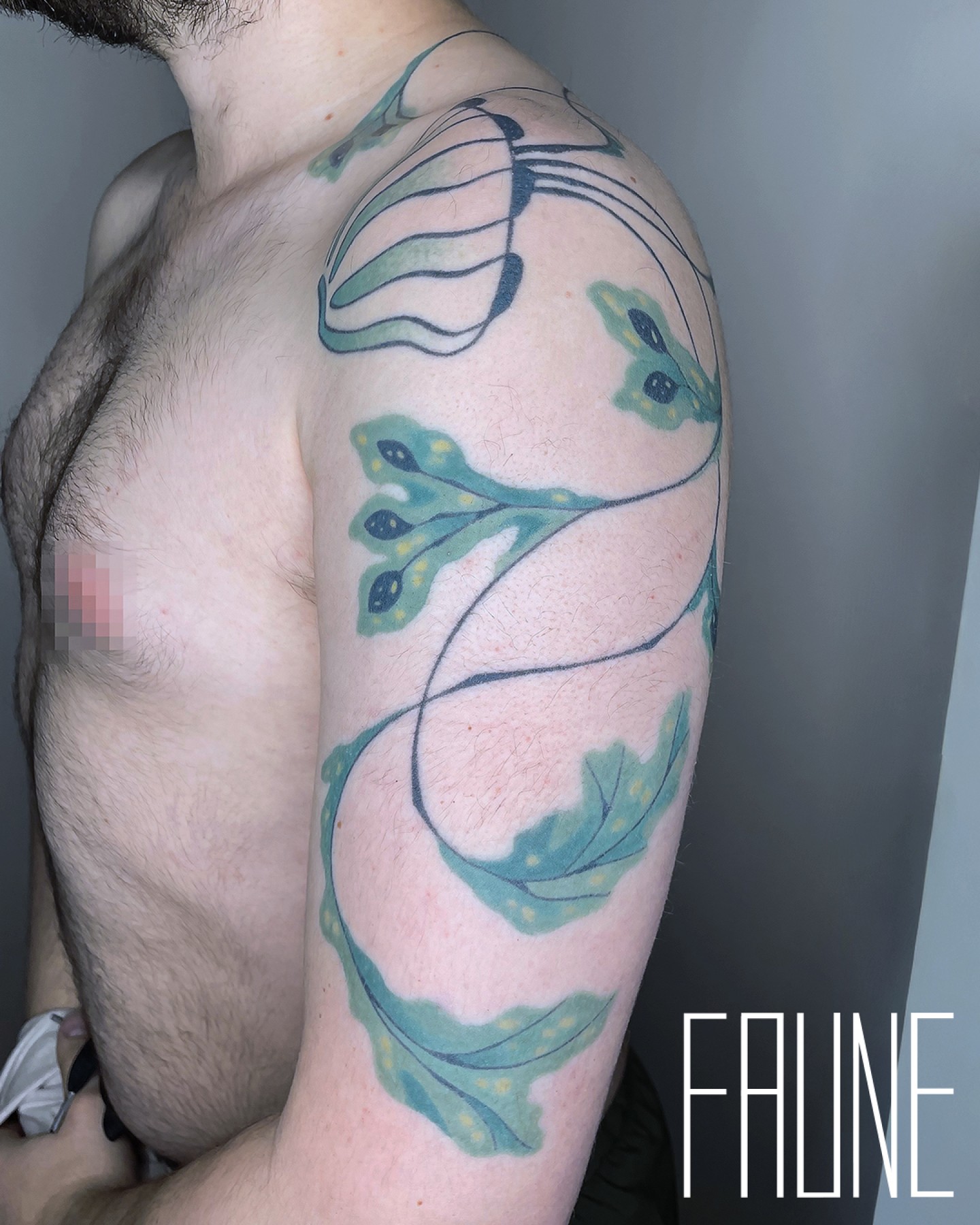 ⚠ Tattoo cicatrisé ⚠
Méduse végétale freehand, cicatrisée depuis 5 ans! 🥳
Tu peux aller voir le petit Après/Avant dans les slides suivantes. Sur la photo "tattoo frais", la tête de la méduse n'avait pas encore été remplie en dotwork, on l'a fait quelques mois après.
Ça me fait toujours hyper plaisir de voir vos tattoo cicatrisés après quelques années! Outre le plaisir personnel que ça m'apporte, ça me permet aussi d'évaluer mon travail, comment il vieillit, me conforter dans mes choix techniques, etc... Je suis donc toujours super contente de les revoir, surtout à l'occasion d'un nouveau tattoo! Vous êtes nombreu.ses.x à revenir, des années après un premier tattoo, et je me sens toujours hyper chanceuse, cette fidélité me fait chaud au coeur! Merci encore pour tout ces supers projets!
*********************
⚠ Healed tattoo ⚠
Freehand plant medusa, healed for 5 years! 🥳
You can go see the little After/Before in the following slides. In the photo 'fresh tattoo', the head of the jellyfish had not yet been filled with dotwork, we did it a few months later.
It always makes me super happy to see your tattoos healed after a few years! Besides the personal pleasure it brings me, it also allows me to evaluate my work, how it ages, to comfort myself in my technical choices, etc... So I am always super happy to see them again, especially on the occasion of a new tattoo! You are numerous. x coming back, years after a first tattoo, and I still feel super lucky, this loyalty warms my heart! Thank you again for all these great projects!
.
.
.
.
#ocean #scubadiving #underwater #underwaterphotography #scuba #lillemaville #lilletattoo #lilleaddict #tattoo #paristattoo #contemporarytattoo #graphictattoo #colortattoo #lineworktattoos #fineline #biotat #healedtattoo