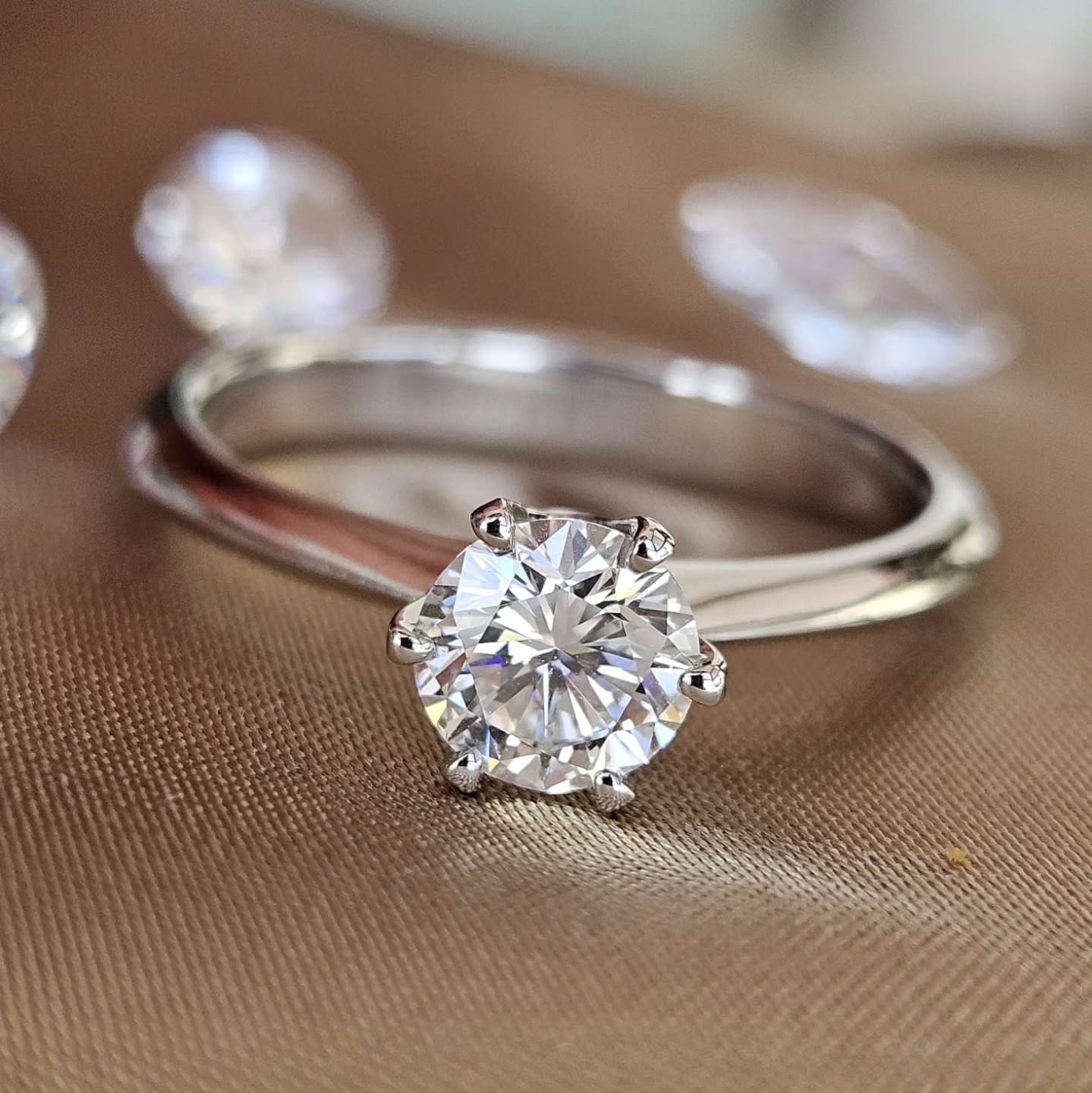 טבעת טוקיו יהלום טבעי 0.68ct צבע D , רמת נקיון vs1.
ניתן לייצר כל חלום של טבעת 💍
https://www.mirdiamonds.co.il/rings