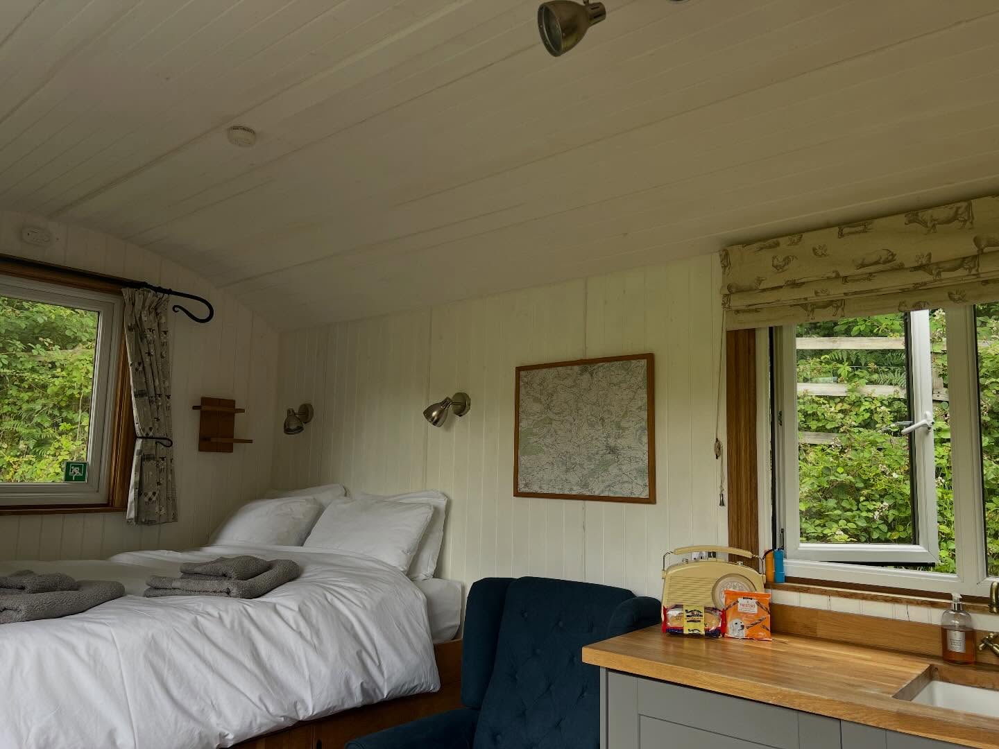 🐣Last minute Easter availability!🐣
Sunday 5th - Wednesday 8th April
💰 £150 for 2 nights
💵 £225 for 3 nights
🛌 Kingsize bed
🚿 separate bathroom
🍲 Kitchenette
🐕 Pets welcome (no extra charge)
🚗 Off-road parking
🦅 Nature all around
🌺 Enclosed area around hut
🌲 Walks in Radnor Forest from hut
🏔️ Valley view
🤫 Peace & Quiet
📞 No WiFi or phone service
🐑 Lambs in field
📍 Nearest town Presteigne (6miles)
#selfcatering #shepherdshut #lastminute #midwales #dogfriendly