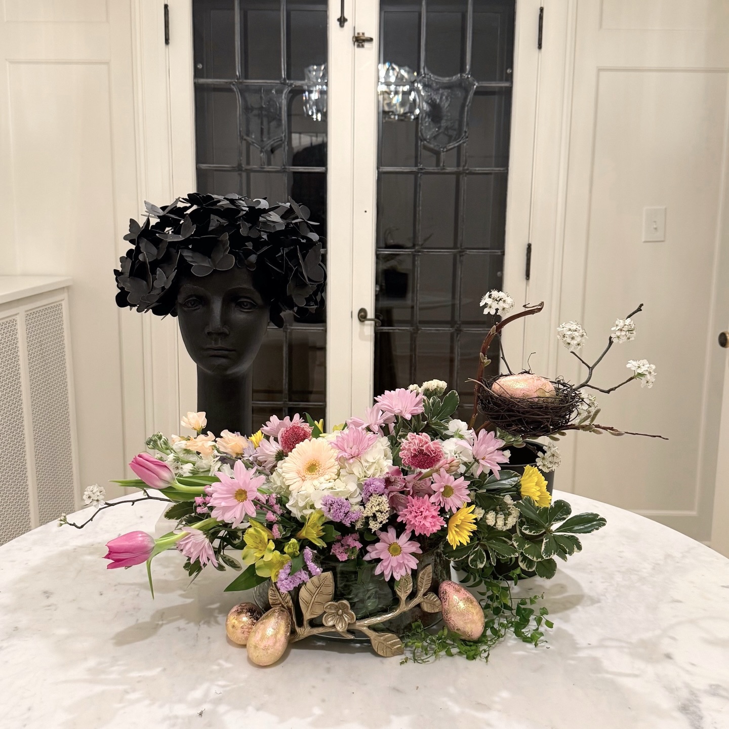 Spring just made her grand entrance… and she did not come quietly.
This stunning Easter arrangement is all about the details, delicate white blooming branches rising tall, gently cradling a handwoven nest filled with soft gold and blush pink eggs. Nestled in a timeless glass vessel, it’s that perfect blend of airy elegance and playful spring charm.
It’s fresh. It’s elevated. It makes a statement the second you walk through the door.
Because at flowerbar, we don’t just make arrangements we create moments that feel like magic. #springflowers #love #timeless #flowerstagram #flowersofinstagram
