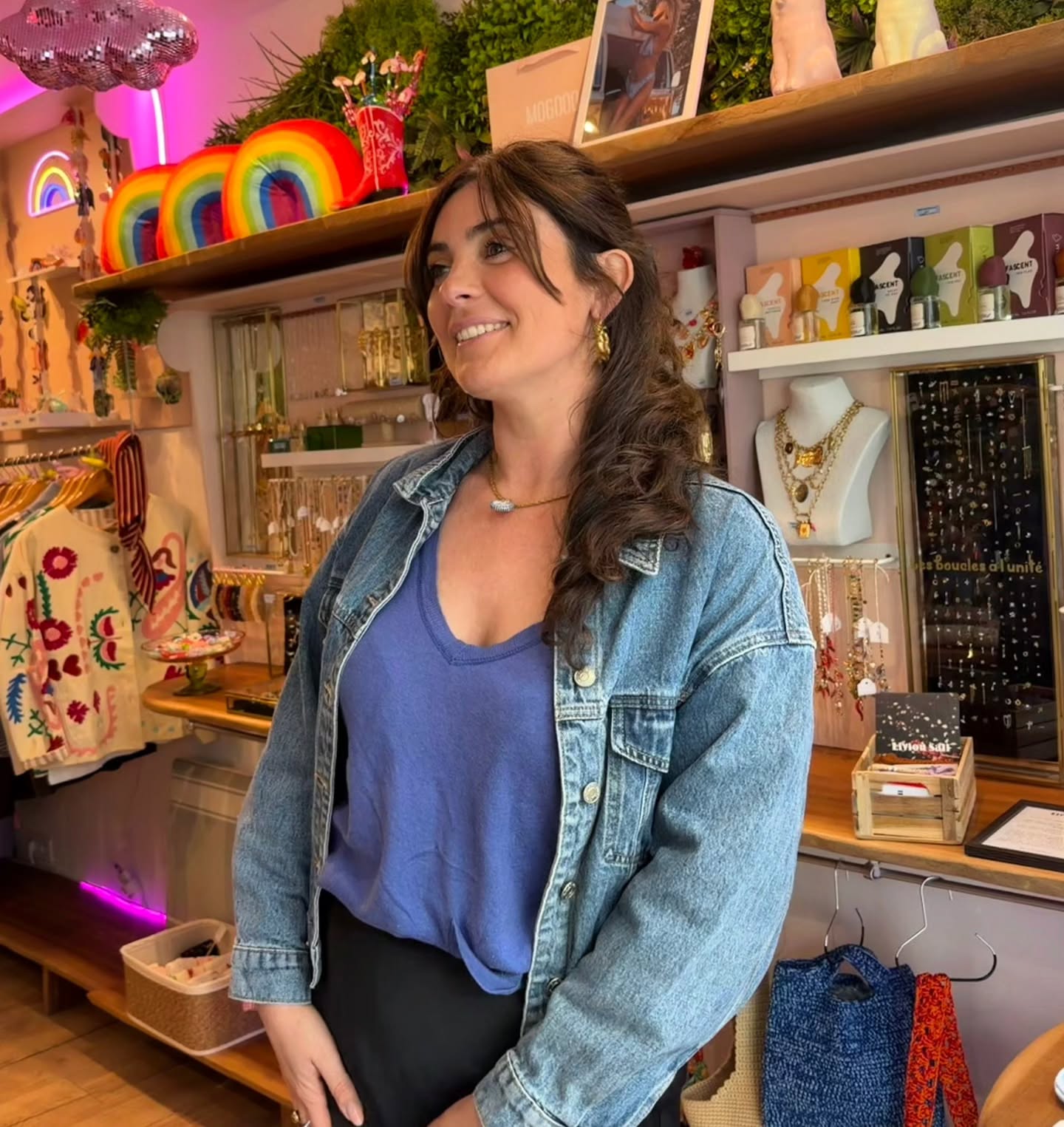 Un nouveau chapitre s'est ouvert le 1er avril Quiberon... 🗝️✨
C'est avec beaucoup d'émotion que je vous annonce la nouvelle : l'Atelier Salem a trouvé son cocon pour la belle saison ! 🌿
J'ai l'immense joie de poser mes valises et mes créations au sein de la magnifique boutique Un Petit Goût de the shop, située rue de Port Maria.
J'aurai le bonheur de vous y accueillir en personne tout au long de la saison. J'ai aménagé un petit corner rempli de jolies choses où vous pourrez venir sentir nos parfums de Grasse, découvrir nos contenants chinés, choisir vos bougies décoratives ou découvrir les nouvelles suspensions parfumées . 🕯️
Voici un petit tour de la boutique et un avant goût de ce que vous pourrez venir découvrir 🌈
Mais ce n'est pas tout ! La boutique regorge de trésors ✨️: une superbe sélection de prêt-à-porter, de bijoux délicats, d'accessoires et les créations d'autres artisans passionnés. C'est un véritable cabinet de curiosités dédié à la douceur de vivre. 🐚
Si vous êtes de passage sur la presqu'île ou que vous habitez dans le coin, venez me faire un petit coucou ! J'ai hâte de mettre des visages sur vos noms et d’échanger avec vous, de plantes, et de pouvoir vous conseiller. 🤍
📍 Rendez-vous chez @unpetitgoutdetheshop
Rue de Port Maria, Quiberon.
#ateliersalem #quiberon #morbihan #conceptstores #bougieartisanale
