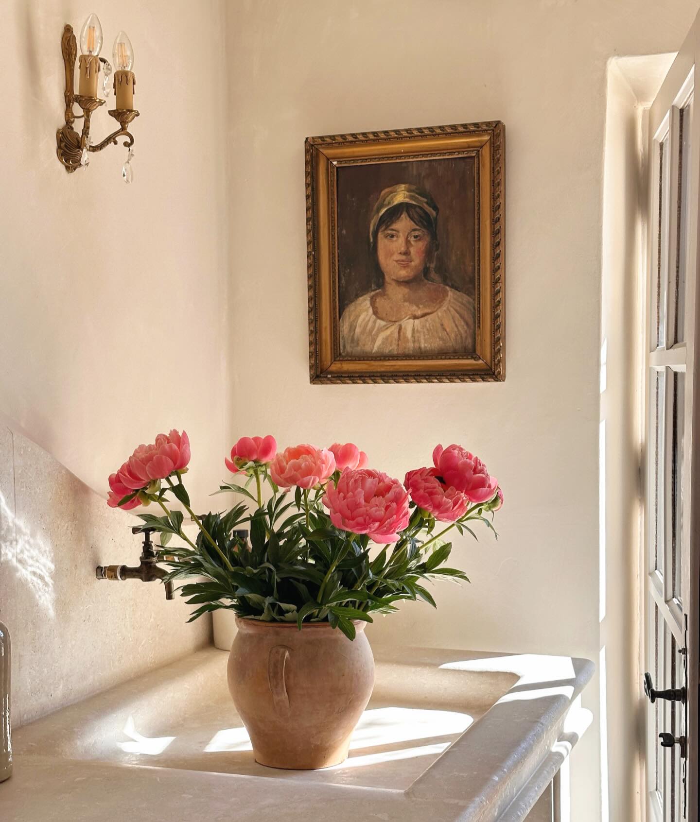Peonies ~ Pivoines š whilst my own from the garden and those of local flower farms arenāt in bloom until May, I couldnāt resist these vibrant pinks from Lourmarin market š«š· #vivietmargot #peonies #pivoine #flowers