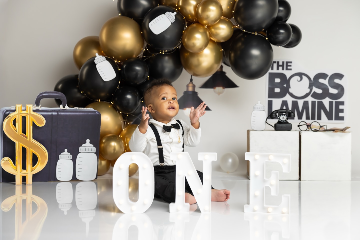 Your little boss only turns ONE once… Here’s your sign to book the first cake smash session!
#calgarycakesmashphotographer #yyccakesmashphotographer #cakesmashinspiration