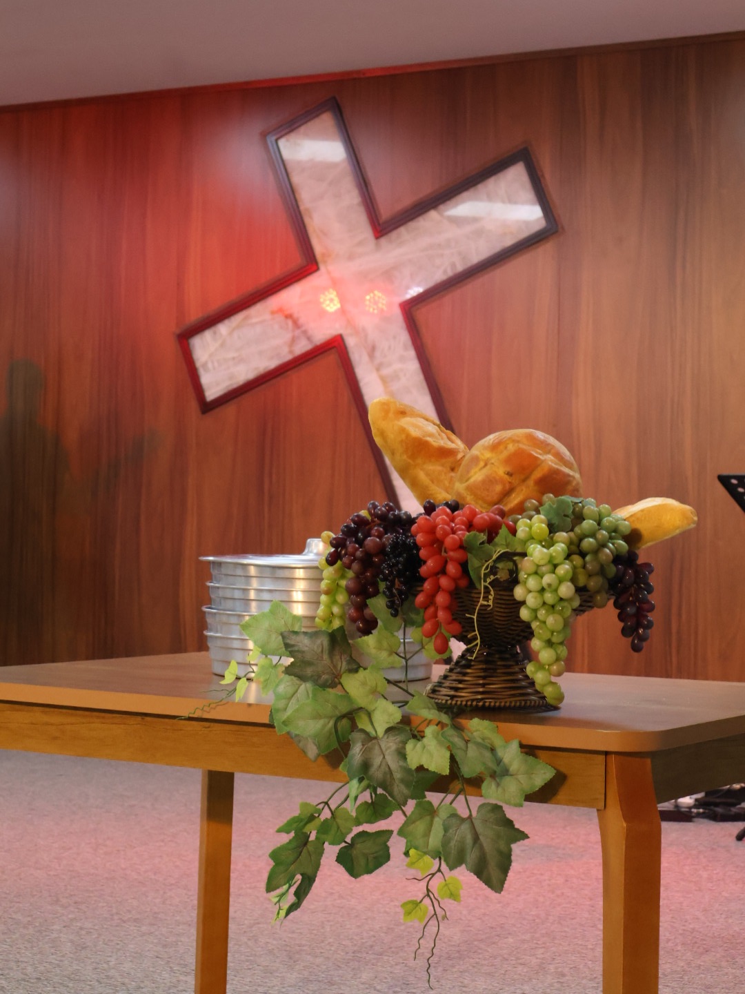 “E, tomando um pão, tendo dado graças, o partiu e lhes deu, dizendo: Isto é o meu corpo oferecido por vós; fazei isto em memória de mim.
Semelhantemente, depois de cear, tomou o cálice, dizendo: Este é o cálice da nova aliança no meu sangue derramado em favor de vós.” Lucas 22:19-20
Ontem nos reunimos como igreja para celebrar a Páscoa, recordando com gratidão o sacrifício de Cristo e exaltando Aquele que deu a Sua vida por nós e ressuscitou!
Aleluia! Cristo vive! 💙
Confira alguns registros dos nossos cultos (05/04).
Se você não pôde estar conosco, as pregações estão disponíveis em nosso canal no YouTube.
Esperamos você no próximo domingo! Nos reunimos às 9h e às 18h30.