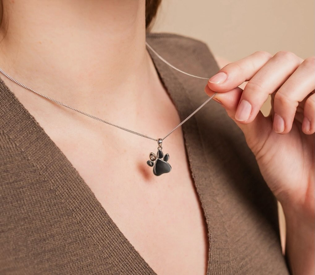 Happy National Pet day form Ivy. 🐶
Comment your pet to spread some love and joy today. #nationalpetday🐶❤️ #spreadsomelove #flitwickjewellers #supportlocal #clogaujewellery