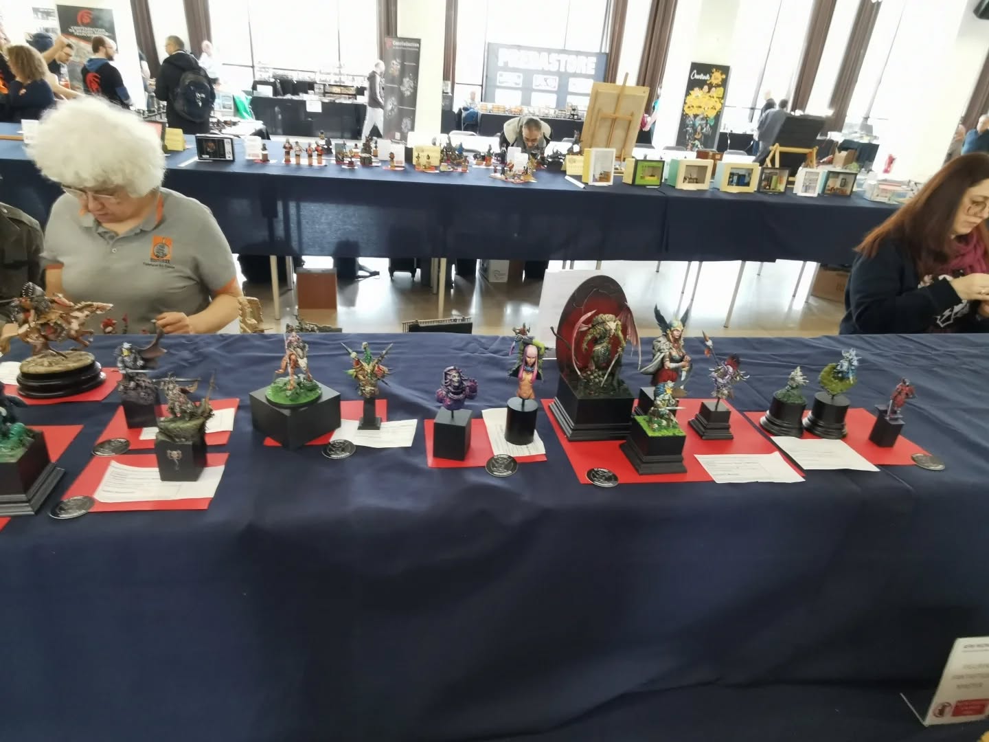 Holaaaaaa !
Ce weekend le @kartel.grenoblois s'est déplacé a @afmmontrouge !!!!
Les figurines sont installées, prêtes à être jugées 😱
On y est en petite équipe, n'hésitez pas à venir nous faire un coucou !
Daju.
#paintingcontest
#paintingnmm
#paintingminiatures
#acrylicpainting
#montrouge
