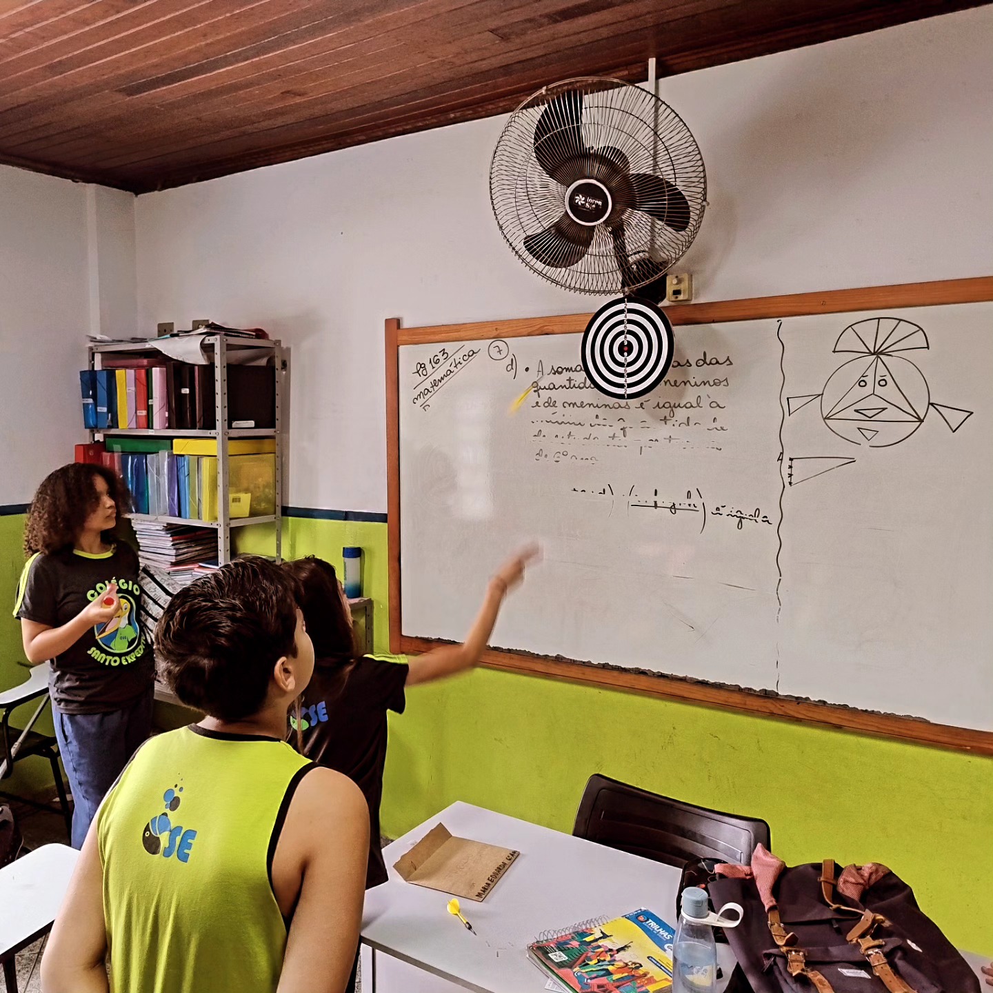 Jogos de Tabuleiro sobre Recursos Naturais
Na disciplina de Geografia, os estudantes do 6º ano participaram de uma atividade criativa e colaborativa com o tema "Recursos Naturais e Sua Utilização Econômica". O objetivo foi aprofundar a compreensão sobre como os recursos naturais são explorados e utilizados pelos seres humanos, além de refletir sobre os impactos ambientais e econômicos dessa exploração.
Os alunos foram desafiados a criar jogos de tabuleiro que abordassem, de forma lúdica e educativa, os conceitos aprendidos em aula. Eles trabalharam em grupos, pesquisaram sobre diferentes tipos de recursos (renováveis e não renováveis), seus usos econômicos, a distribuição geográfica e os desafios relacionados à sustentabilidade.
Os jogos incluíram mecânicas como perguntas e respostas, estratégias de exploração sustentável, penalidades por degradação ambiental e objetivos de conservação. Ao final, os grupos apresentaram seus trabalhos para a turma, explicando as regras do jogo, as escolhas temáticas e a mensagem educativa.
A atividade permitiu que os alunos desenvolvessem habilidades como trabalho em equipe, criatividade e aplicação prática dos conhecimentos geográficos, além de promover discussões sobre o papel da sociedade na preservação dos recursos naturais.