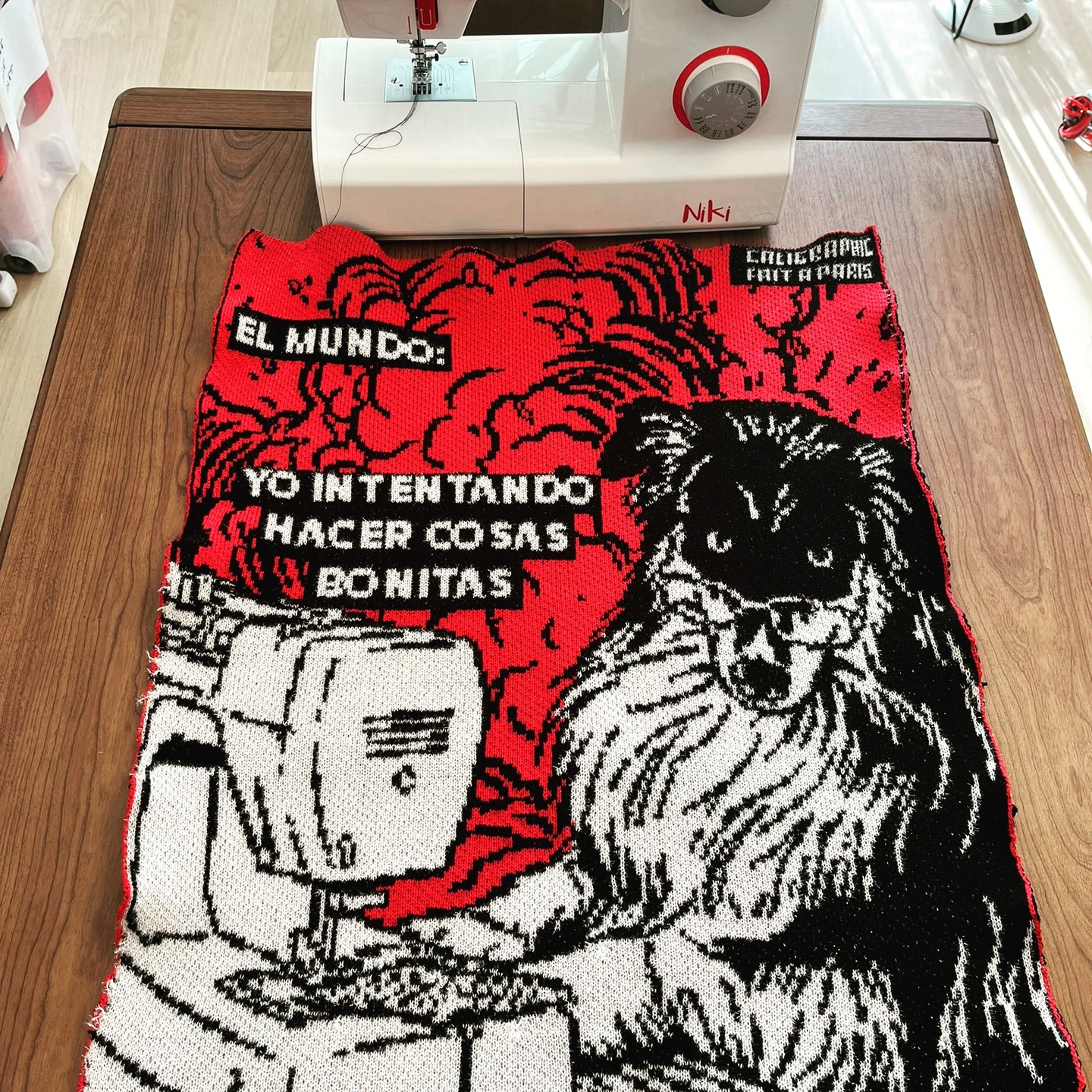 Le monde semble exploser de crises en crises, et moi, je veux simplement tricoter de belles choses… parce que je suis une artiste pacifiste.
Make art not war !
Hommage à l’artiste textile @georginachavezbdr
#tricot #fabriquéàparis #artistepacifiste #memelovers #makeartnotwar
