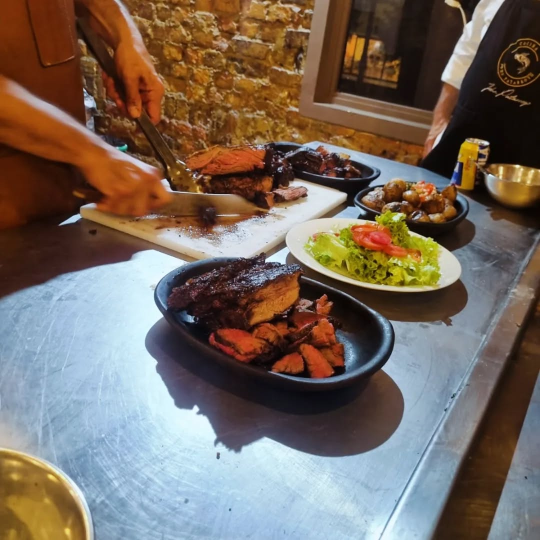 Desde el corazón de Asonalchefs, queremos agradecerles de manera muy especial por su participación, entusiasmo y apoyo en este taller. Chef @cristiankollrich gracias por compartir tus maestrías en parrilla argentina, que hicieron de esta experiencia algo inolvidable. ¡Su energía y sabiduría elevaron todo al siguiente nivel!
Esperamos verlos pronto en más aventuras culinarias. ¡Gracias por hacer esto posible! 🇦🇷🔥 #MontanGrande #ParrillaArgentina #Asonalchefs #ChefCristianKollrich #TallerCulinario
