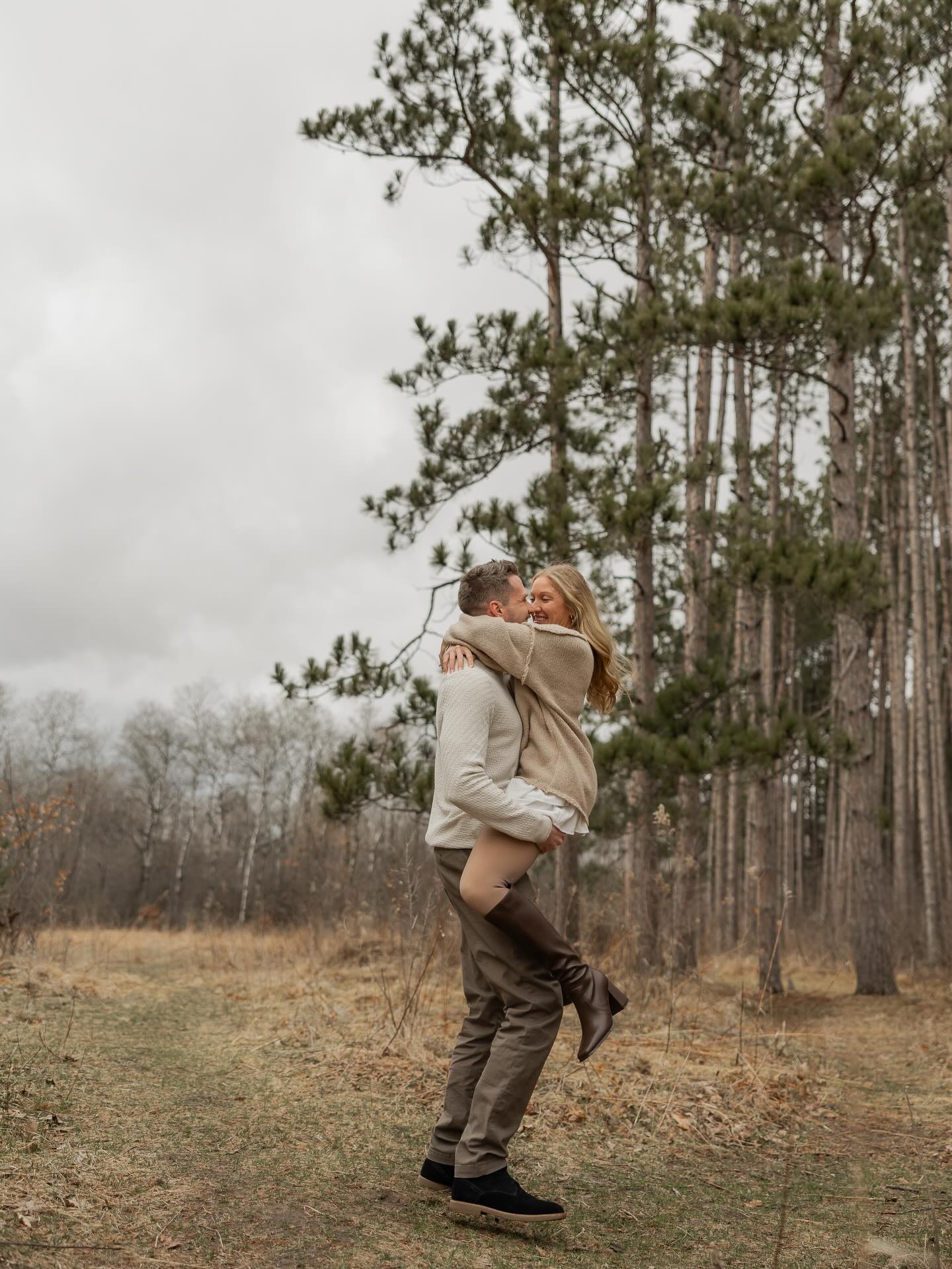 // There's nothing quite like diving back into couple photography after a dry spell - it's like taking that first refreshing breath of spring air in MN.
-
While some weddings & sessions can be exhausting, I still leave feeling creatively revitalized 10 times out of 10, and that's how I know I've found my calling.
-
Lydia and Tim were a photographer's dream, and I'm so excited to share a glimpse of their engagement photos with you all. 🤍//