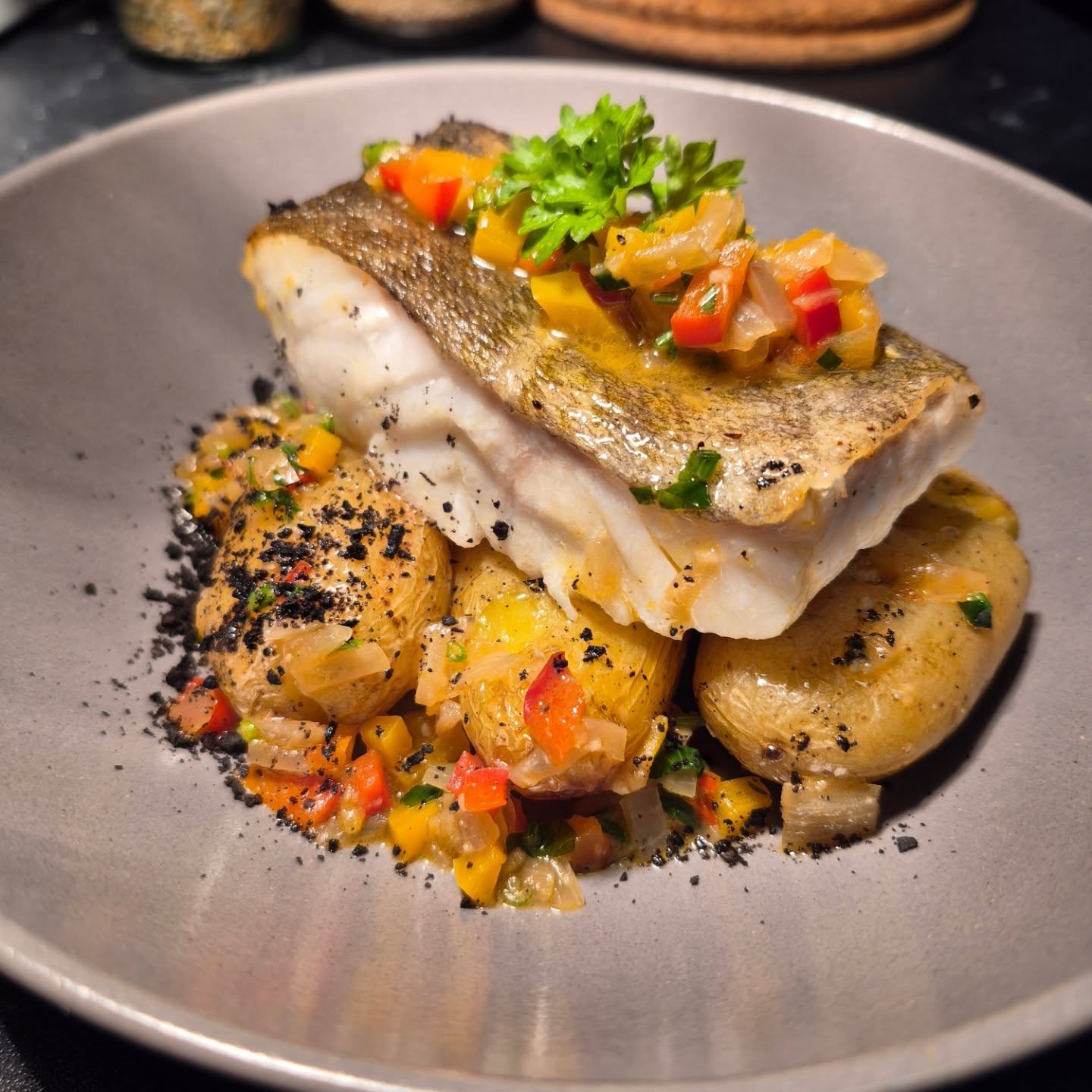 Cod, "punched" potatoes with olive oil and garlic, Azorean "Vilão" sour & spicy sauce.
#portuguesefood #brazilianfood #galway #winesofportugal