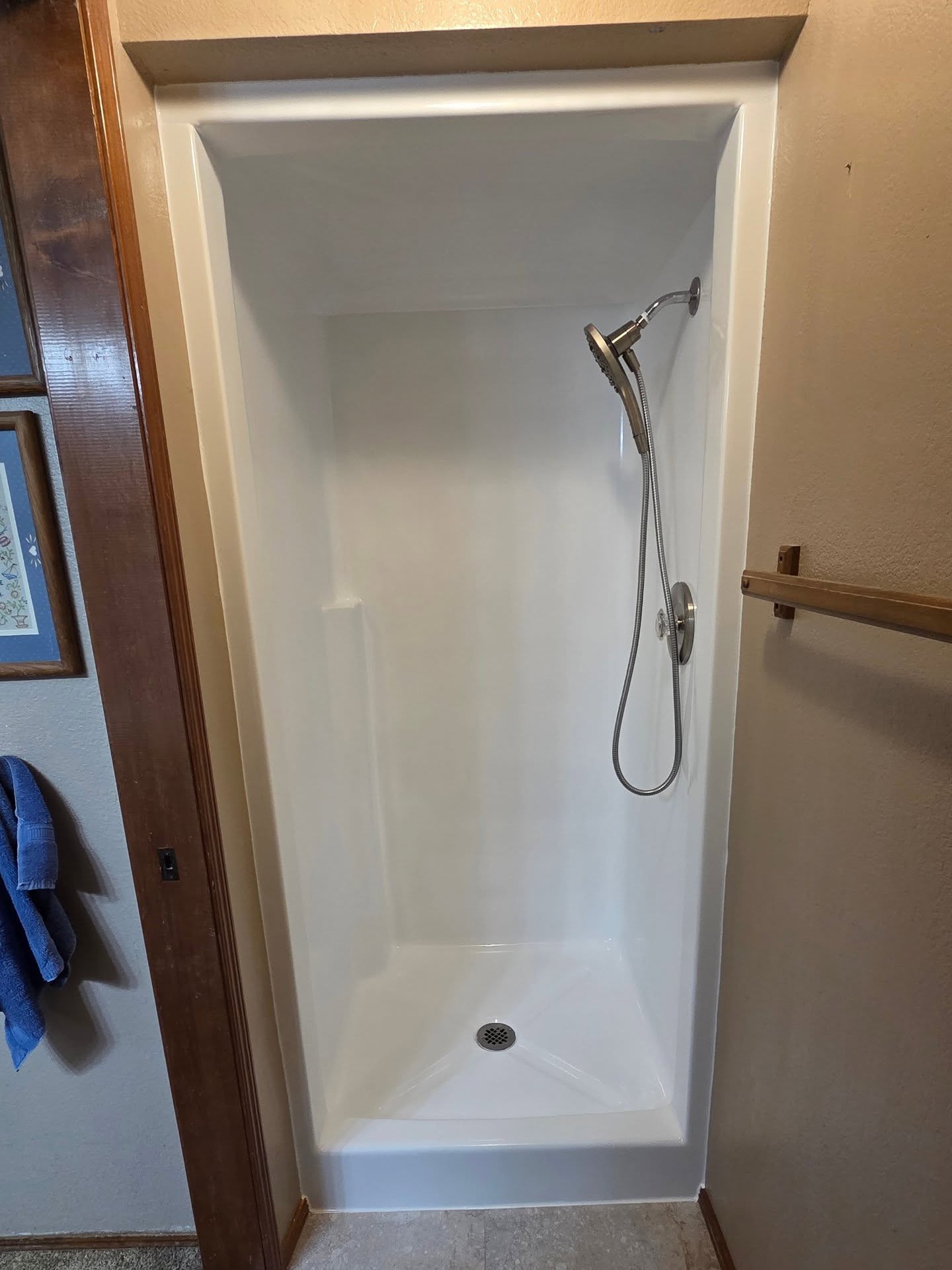 Clean and precise. We love refinishing! Call or text us when you're ready to discuss quality coatings for your bathrooms, kitchens, laundry rooms, just about anywhere. #refinishing #pnw #oregon #swwashington