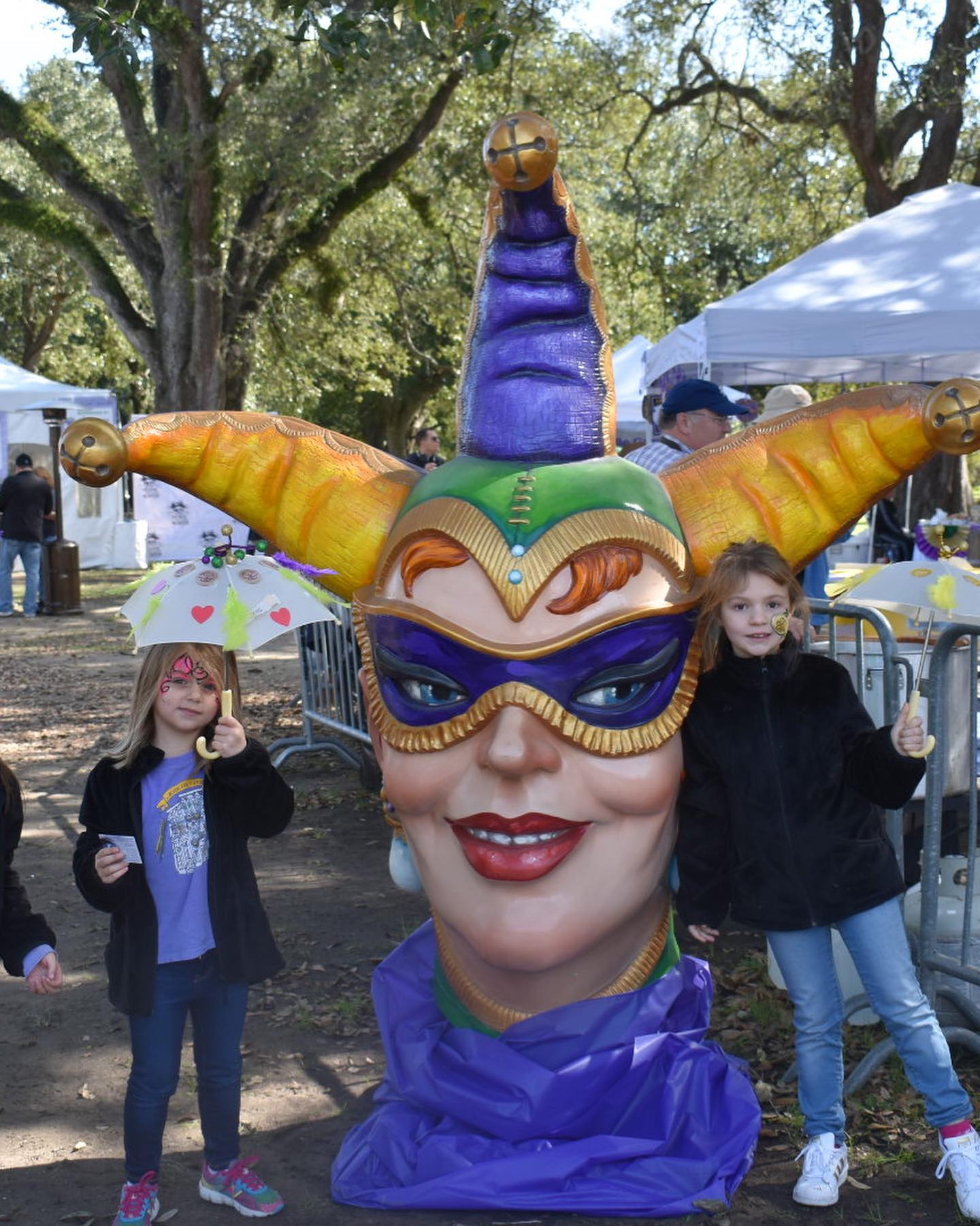 ⚜️The Small Friars Umbrella Decorating Tent was a HUGE hit at the last Umbrella Walk!🎉💜💚💛
.
.
☂️Bring the kiddos this year and let’s Second Line under the oaks together!!