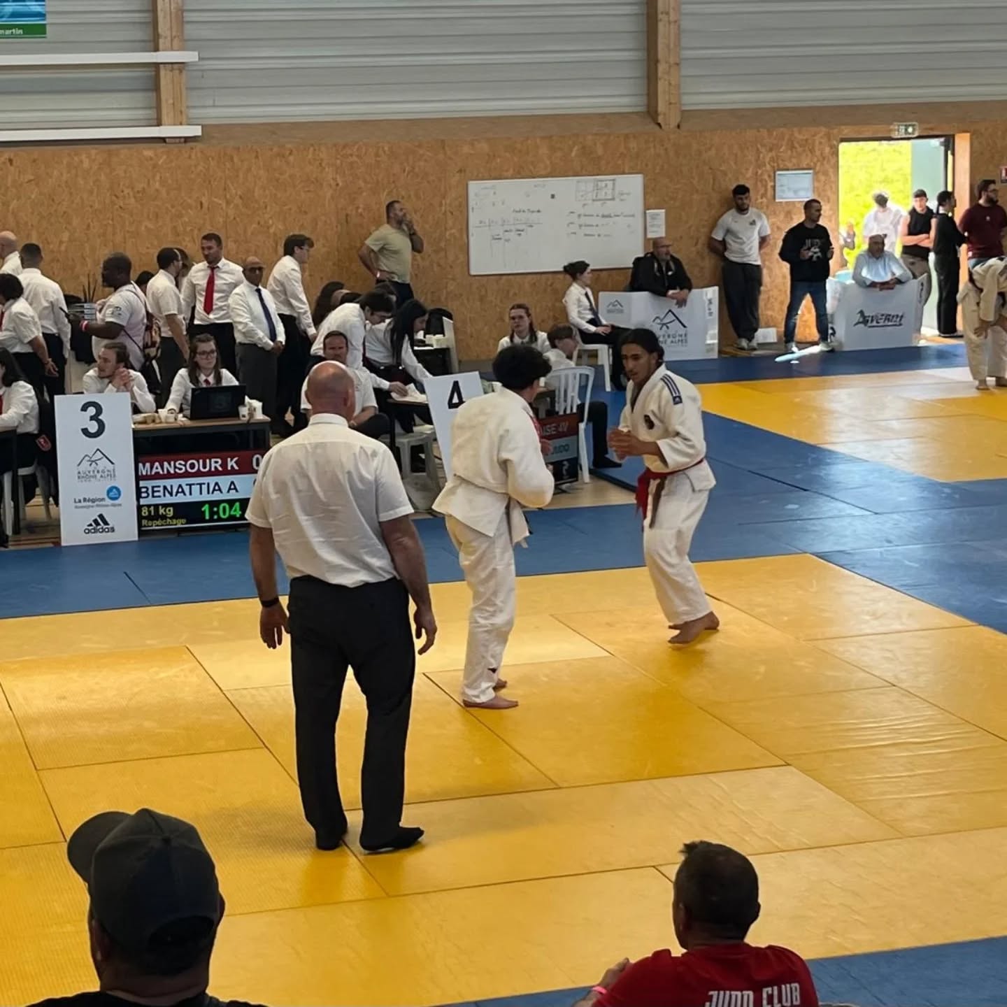 Championnat AURA 2e Division CADETS / CADETTES, qualificatif soit pour la phase nationale en 2e ou 3e selon le classement du jour.
3 compétiteurs engagés pour le JCB et une sélection obtenue pour le Championnat de France 3e Division.
➡️ Bastien MERCIER (-73kg) se classe 7e et valide sa qualification pour le championnat de France 3e Division.
➡️ Adil BENATTIA (-81kg) se classe 9e et manque son combat de sélection.
➡️ Rita FEITEIRA MARQUES (-52kg) est non classée.
Bravo pour vos combats très engagés.
#judobonneville #bonneville @svalli74130 #judohautesavoie #judocompetition #savoiemontblanc