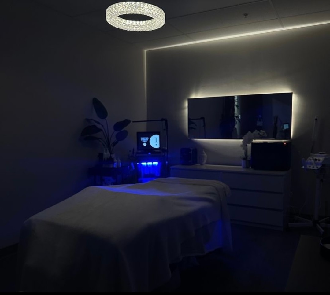 Results you can actually see ✨
Hydrafacial works beneath the surface to deeply cleanse, refine, and restore your skin—leaving you with that fresh, effortless glow.