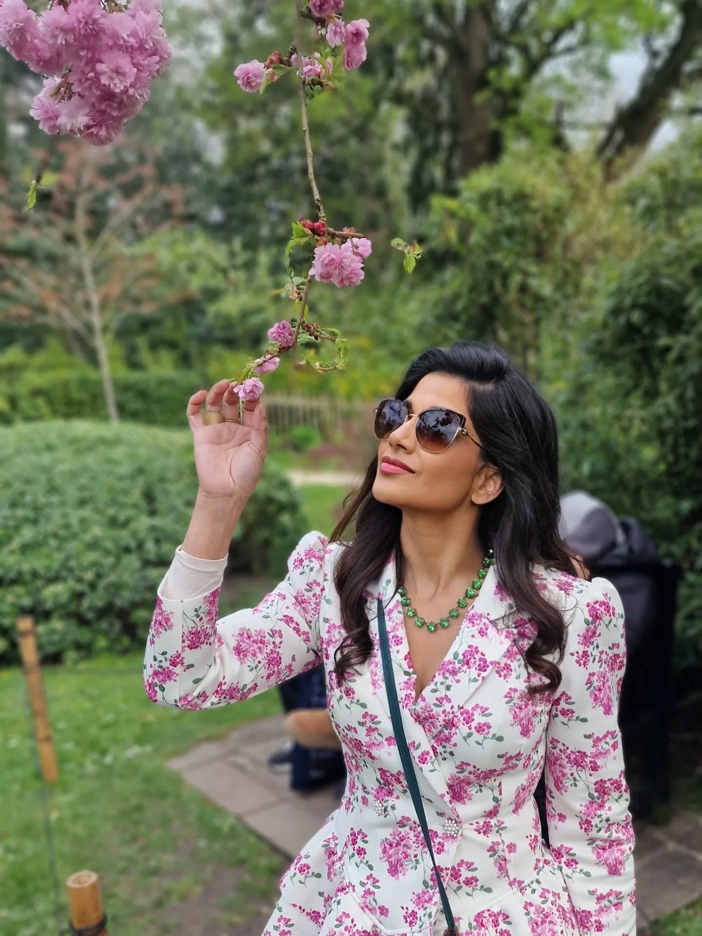 Mixing prints, layering blooms, and letting London do the rest ♥️ 🌸
#StyleStatement #styleover40 #style_with_tia #FloralFashion #SpringStyle