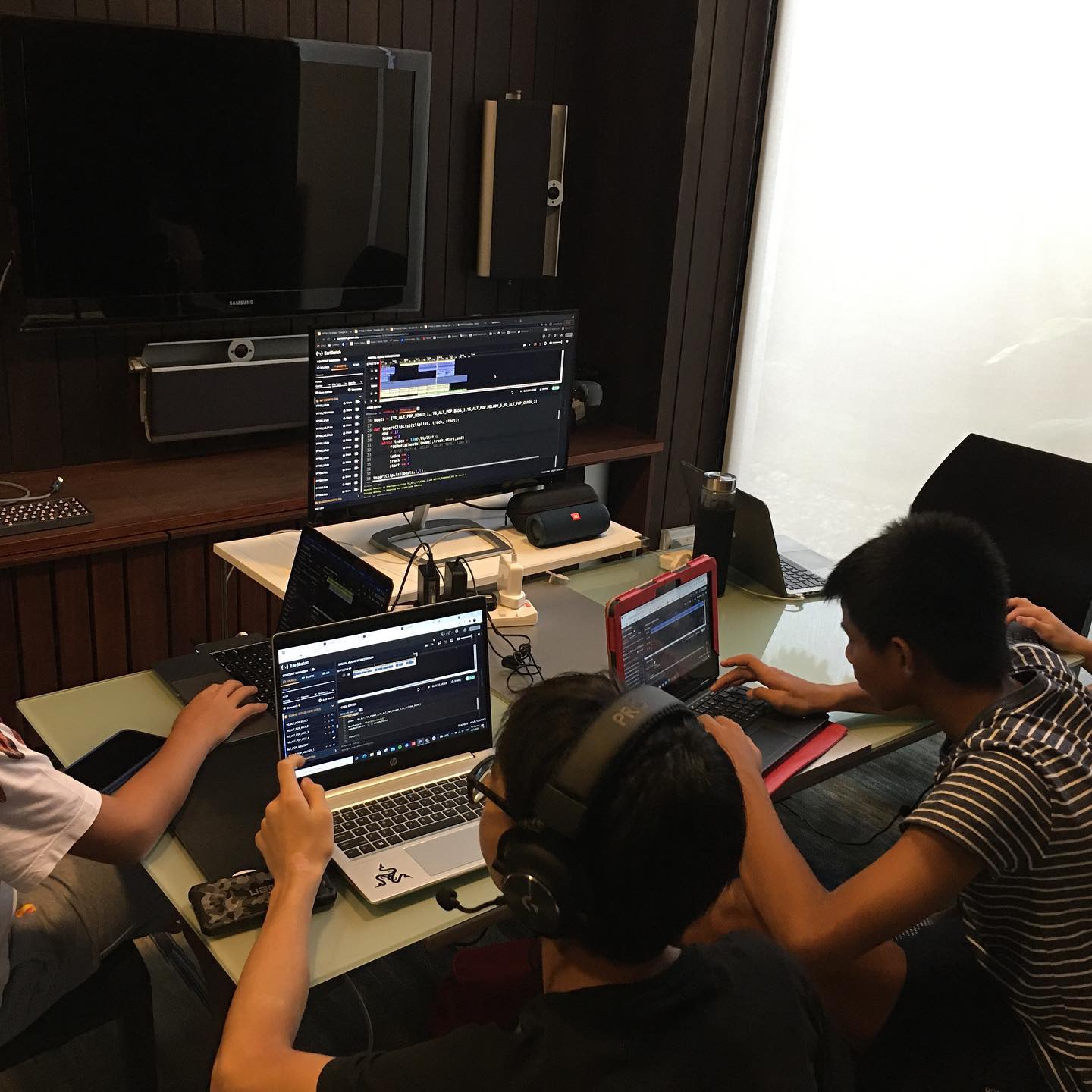 And the boys are back for more code 👨💻 + music🎶! This is always such a pleasant surprise because it’s pretty much the only thing (second to sports) that they’re willing to do during their holiday “leisure” time. Creative expression through tech FTW