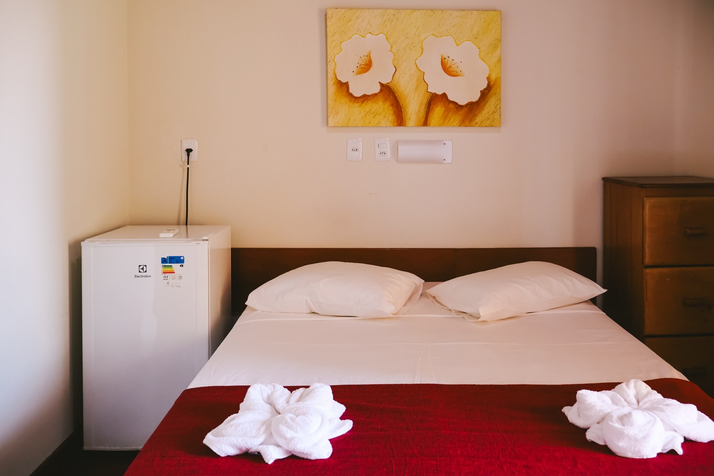 Seus dias de descanso em Itacaré merecem ser vividos com conforto.
Nossos quartos têm tudo que você precisa pra relaxar de verdade depois de um dia de praia.
Ar-condicionado, frigobar, TV, armário e aquela varanda perfeita pra você desacelerar no seu tempo.
Acesse o link da bio e venha viver essa experiência com a gente.
#itacare #bahia #hostel #pousada #opharolhostelepousada