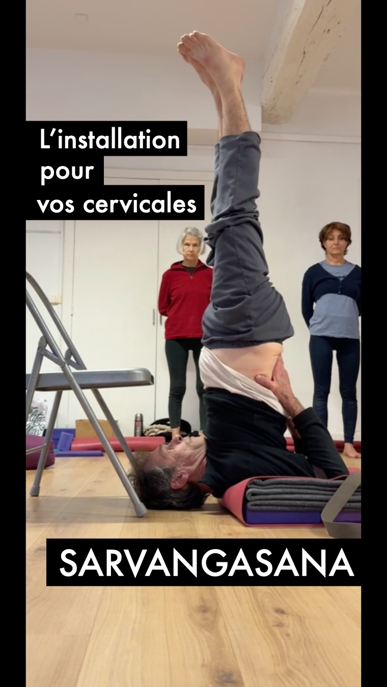 Prendre le temps de s’installer, c’est déjà pratiquer. 🕊️🧱
Sarvangasana (la Chandelle) est avant tout une posture de respect. 🏛️✨
Dans cette vidéo, nous vous montrons les coulisses de notre installation : 10 cm de support (cales, couvertures, tapis) pour offrir à la nuque l’espace nécessaire. 🛡️📐
Pourquoi cette exigence de hauteur ? 🔬
Au sol directement, la flexion cervicale atteint 90°, dépassant la limite physiologique de 60°. Ce dépassement peut induire des risques vasculaires et/ou neuro-orthopédique documentés.
En plaçant les épaules sur cette « marche », comme le fait Serge : ✨ Les cervicales restent dans un angle physiologique. ✨
Le poids est porté par les épaules.
Nous ne cherchons pas la performance, mais la durabilité.
Pratiquer avec l’aplomb, la verticalité naturelle, c’est s’offrir la possibilité de rester 20 minutes dans la posture, en toute sécurité, pour recevoir l’enseignement profond de la « Reine ». ⏳👑
#Yogatherapie #Sarvangasana #Cervicales #AnatomieYoga #cathetsergeyoga