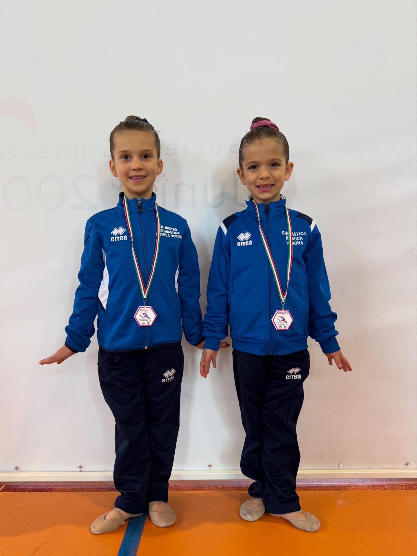 PRIMA GARA INDIVIDUALE PROMO
Di seguito gli ottimi risultati della sede di Borgo Trento!
PREMINI
Linda e Matilde che non hanno ancora 8 anni e non vengono premiate, si sono esibite con l’esercizio a corpo libero.
ESORDIENTI promo base2
Jaqueline 11^ CL
Bianca 14^ CL
Coppia palle: 8^
MINI promo base2
Emma 🥉palla
Maria 12^palla
Sofia 13^ palla
Beatrice 14^ palla
Alice 4^ CL
Elena 12^ CL
Greta 16^ CL
Isabel 28^ cerchio
PROPAGANDA promo A
Irene 🥇 cerchio
Vida 🥈cerchio
Lavinia 16^palla
Maria 17^palla
Coppia Lavinia e Maria 4^
OPEN base2
Sofia M.🥇
Petra 🥉
Sofia B. 4^
Per molte di loro era la prima volta che scendevano in pedana con grinta e coraggio! Bravissime a tutte queste ginnaste 🤸♂️♥️